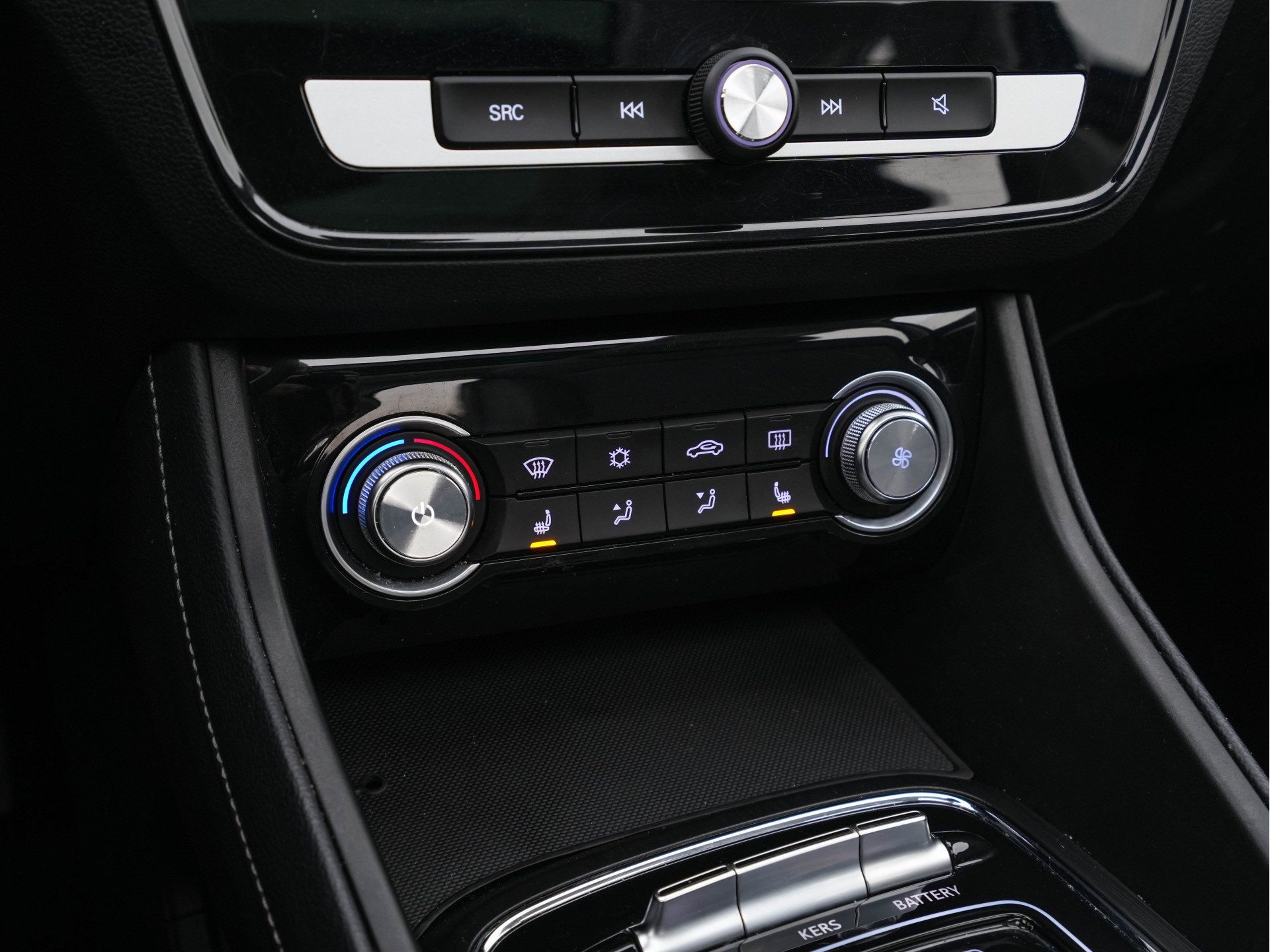 MG ZS EV Luxury 45 kWh { SOH-90%} (INCL-BTW) *PANO | LEATHER | CCS-FASTLOADER | KEYLESS | NAVI-FULLMAP | ADAPTIVE-CRUISE | CAMERA | CARPLAY | DAB | LANE-ASSIST | SPORT-SEATS | 17"ALU*