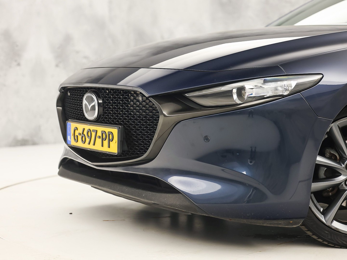 Mazda 3 2.0 e-SkyActiv-G M Hybrid 122 Automaat (GROOT NAVI, CLIMATE, STUUR/STOELVERWARMING, BOSE AUDIO, CAMERA, SPORTSTOELEN, ADAPTIVE CRUISE, HEAD-UP DISPLAY, NIEUWSTAAT)
