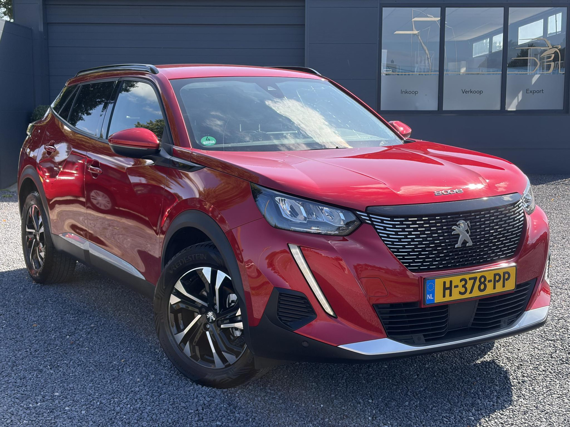 Peugeot 2008 1.2 PureTech Allure ✓Recent beurt gehad✓D-riem vv in 06-2025✓360° Camera✓Draadloze telefoonlader✓Carplay✓Keyless✓Automaat✓Trekhaak✓Halfleder✓Navi✓Clima✓Cruise✓131pk✓Lm velgen✓2e Eigenaar✓Pdc V+A✓Rijstrooksensor✓N.A.P✓Apk tot 04-2028