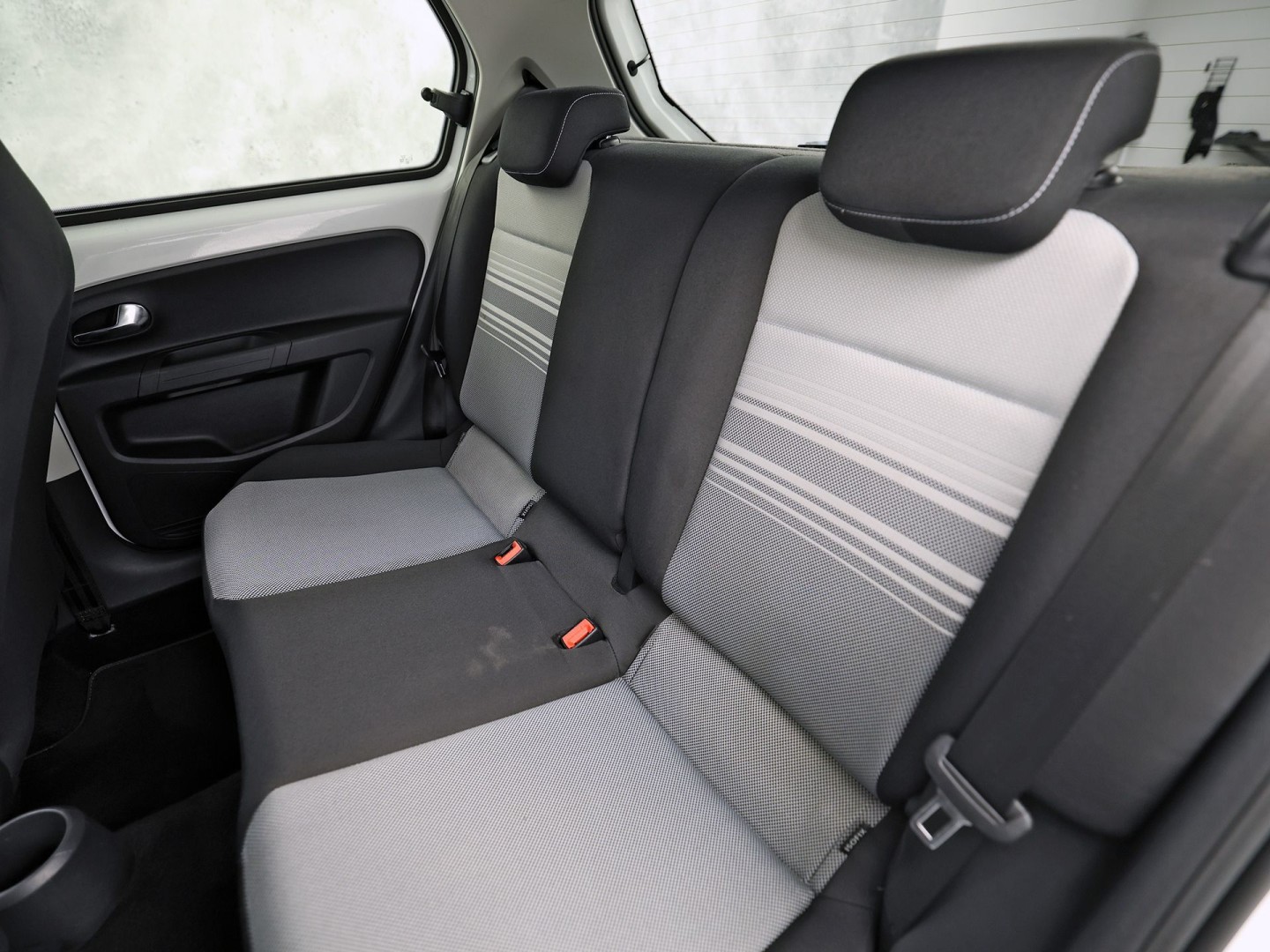 Volkswagen up! 1.0 high up! (NAVIGATIE, 5 DEURS, GETINT GLAS, LM VELGEN, SPORTSTOELEN, PARKEERSENSOREN, ELEK RAMEN, NIEUWSTAAT)