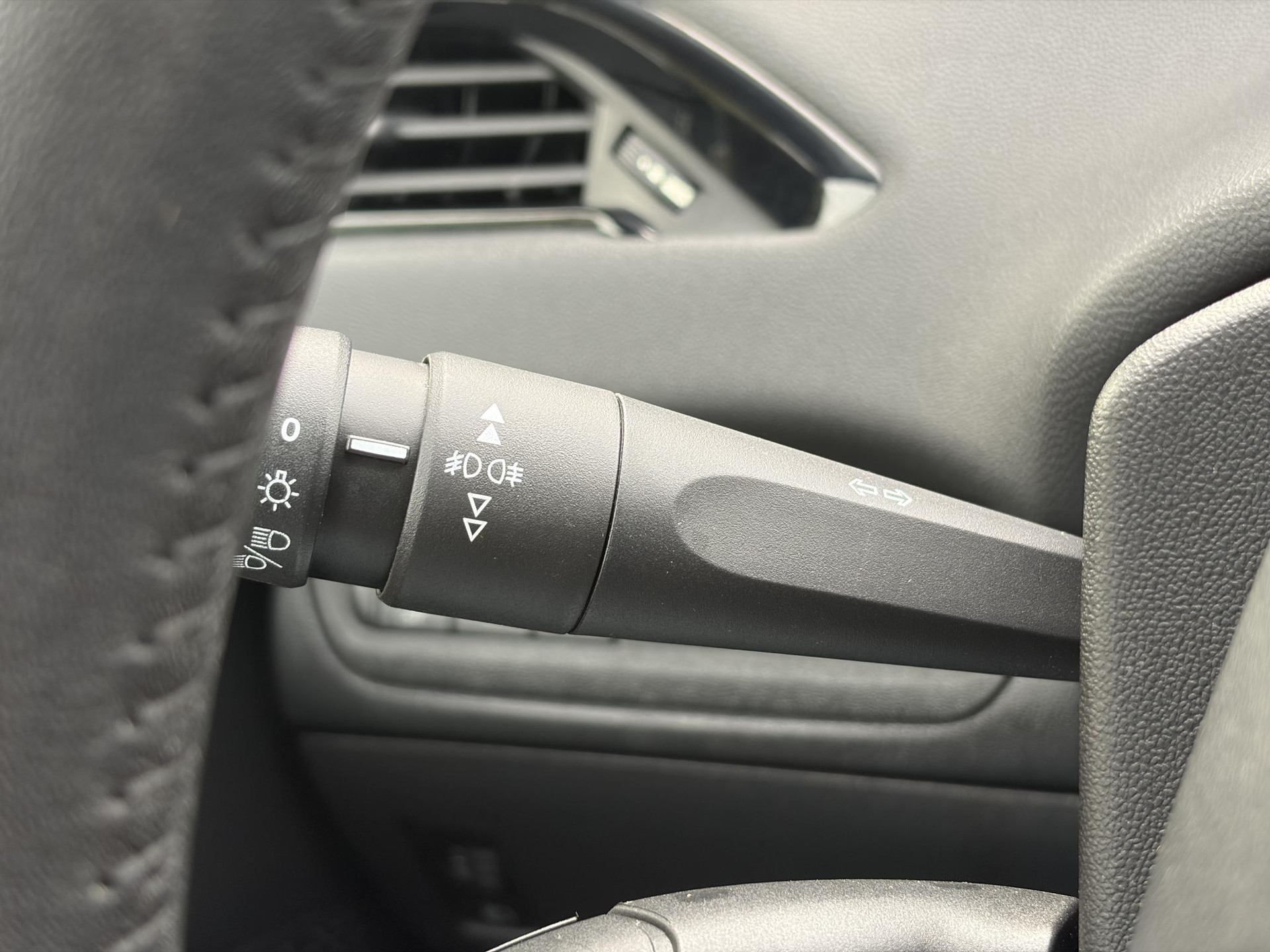 Peugeot 208 1.2 VTi Urban Soul ✓1e Eigenaar✓Trekhaak✓Navi✓Airco✓Cruise✓Pdc✓Lm velgen✓5 Deurs✓Zeer Zuinig✓N.A.P✓Apk tot 03-2027