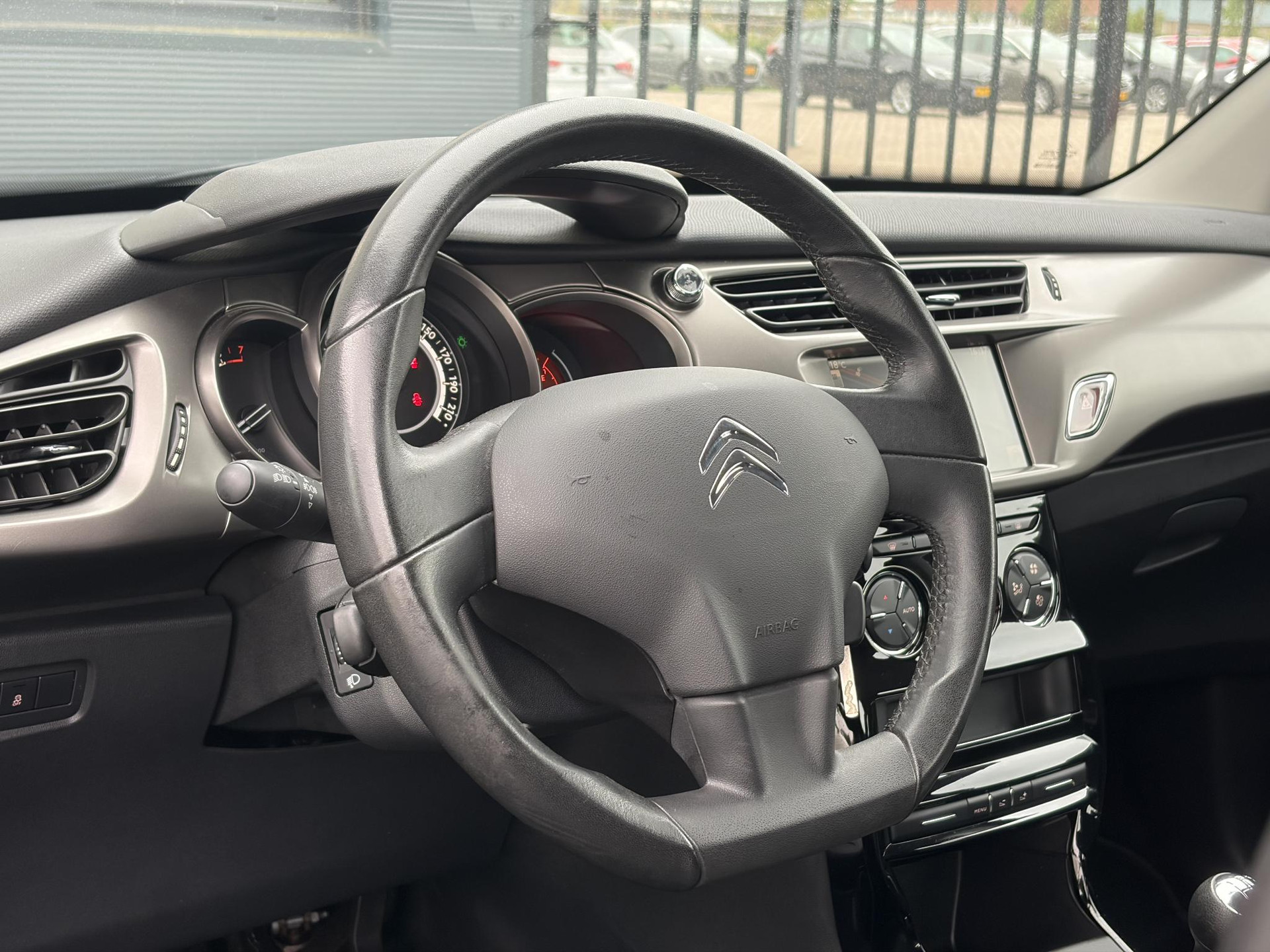 Citroen C3 1.2 PureTech Selection ✓Nieuwe D-riem✓Navi✓Carplay✓Trekhaak✓Dealer Onderhouden✓Clima✓Cruise✓5 Deurs✓Net grote beurt gehad✓N.A.P✓Apk tot 09-2027