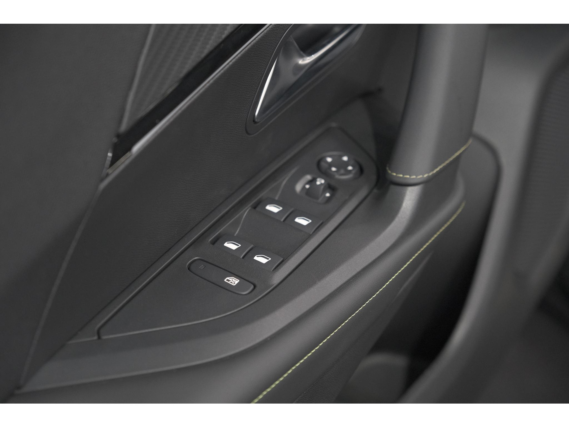 Peugeot 2008 1.2 Hybrid 136 GT | Camera | Apple Carplay | Parkeersensoren
