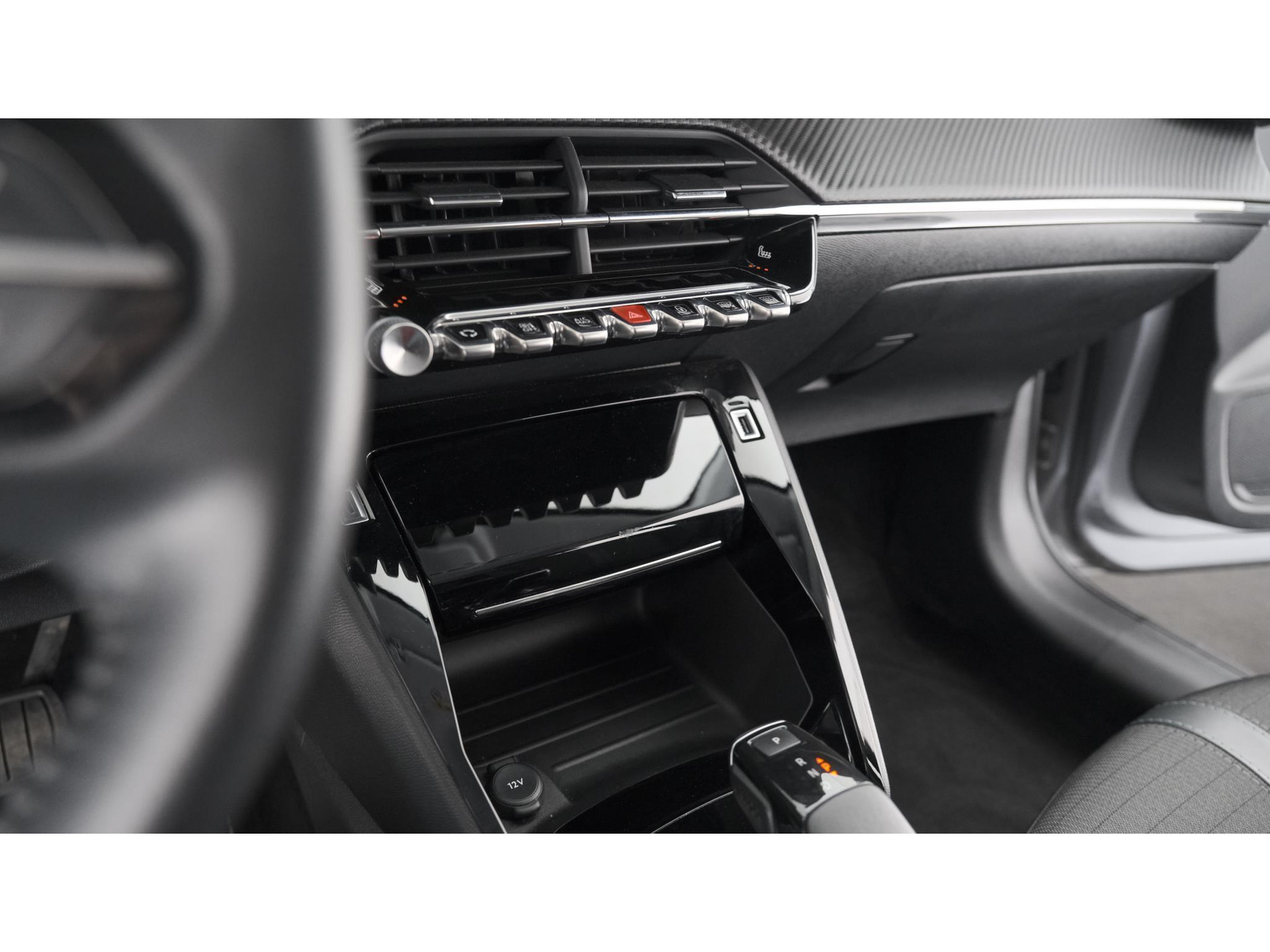 Peugeot 208 PureTech 100 EAT8 Allure | Parkeersensoren | Stoelverwarming | Apple Carplay | Climate Control