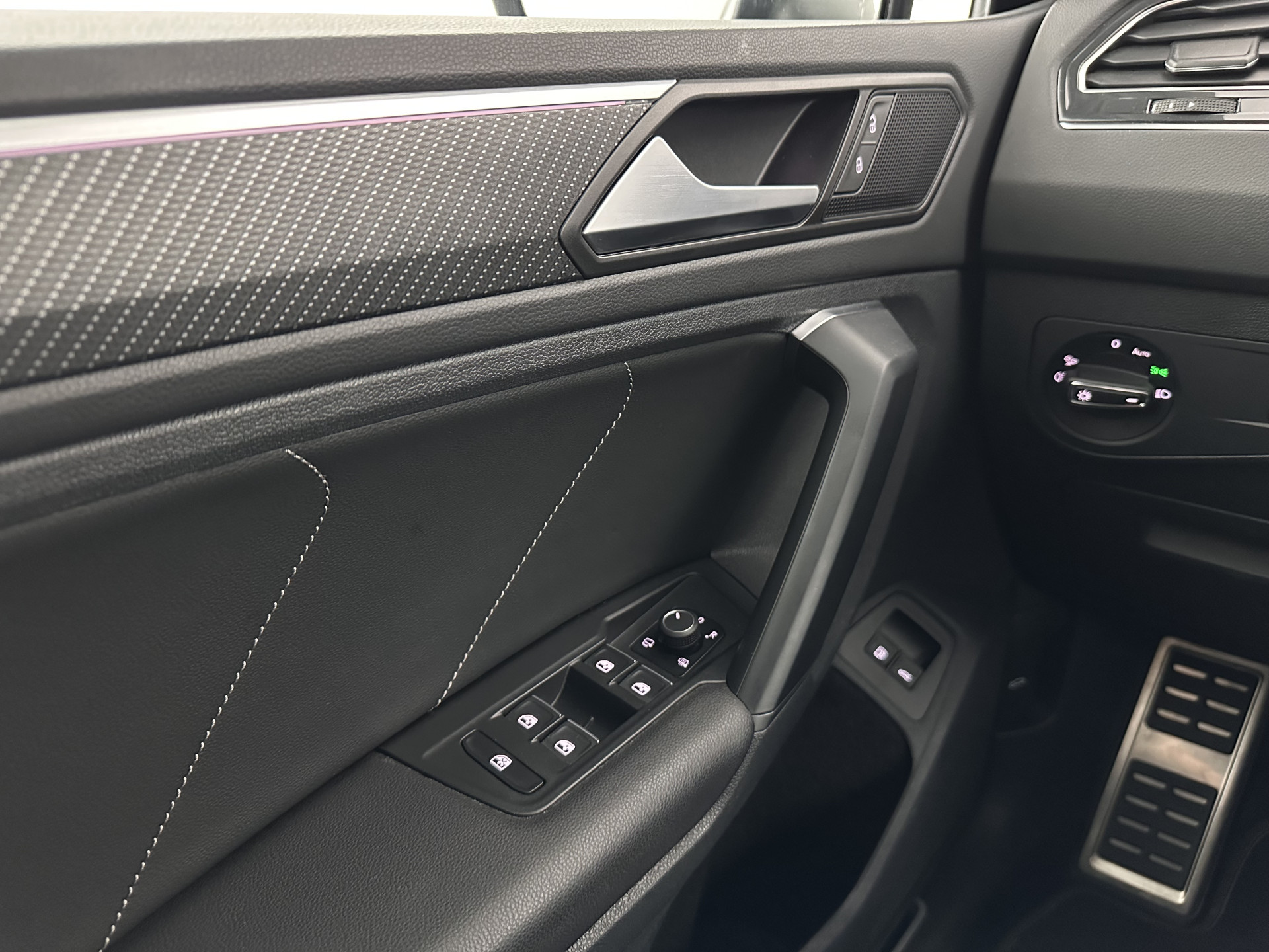 Volkswagen Tiguan 1.4 TSI Black-Style R-Line Business eHybrid ( Plug-in ) (INCL-BTW) *HEAD-UP | FULL-LED | ADAPTIVE-CRUISE | TOPVIEW | KEYLESS | DIGI-COCKPIT | HEATED-COMFORTSEATS | NAVI-FULLMAP | DAB+ | PRIVACYGLASS | ECC | CARPLAY | PDC | 20''ALU