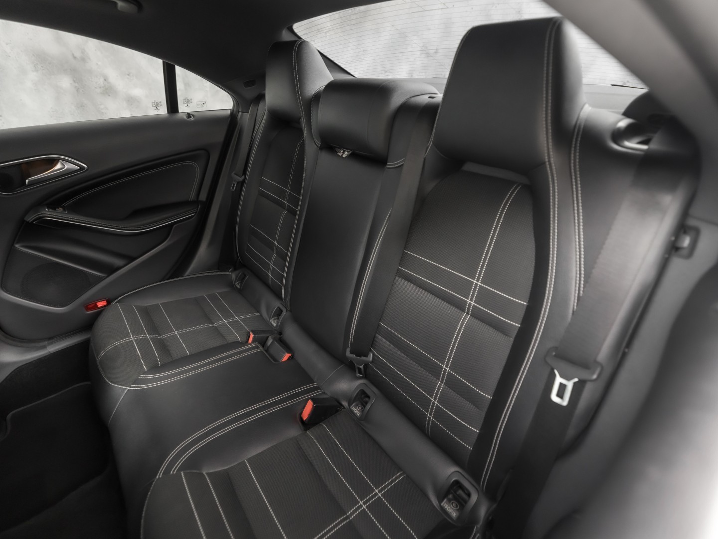Mercedes-Benz CLA-Klasse 180 AMG Sport Automaat (GROOT NAVI, LEDER, ZWART HEMEL, STOELVERWARMING, SPORTSTOELEN, GETINT GLAS, CRUISE, NIEUWE APK, NIEUWSTAAT)