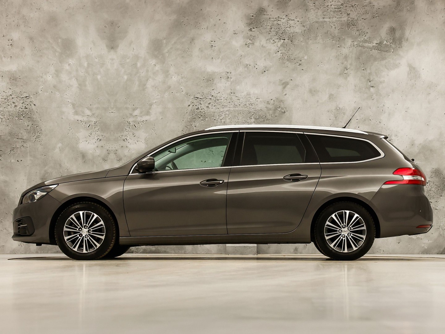 Peugeot 308 SW 1.2 PureTech Allure Sport (VIRTUAL COCKPIT, APPLE CARPLAY, GROOT NAVI, 360 CAMERA, SPORTSTOELEN, LEDER/ALCANTARA, ADAPTIVE CRUISE, NIEUWSTAAT)