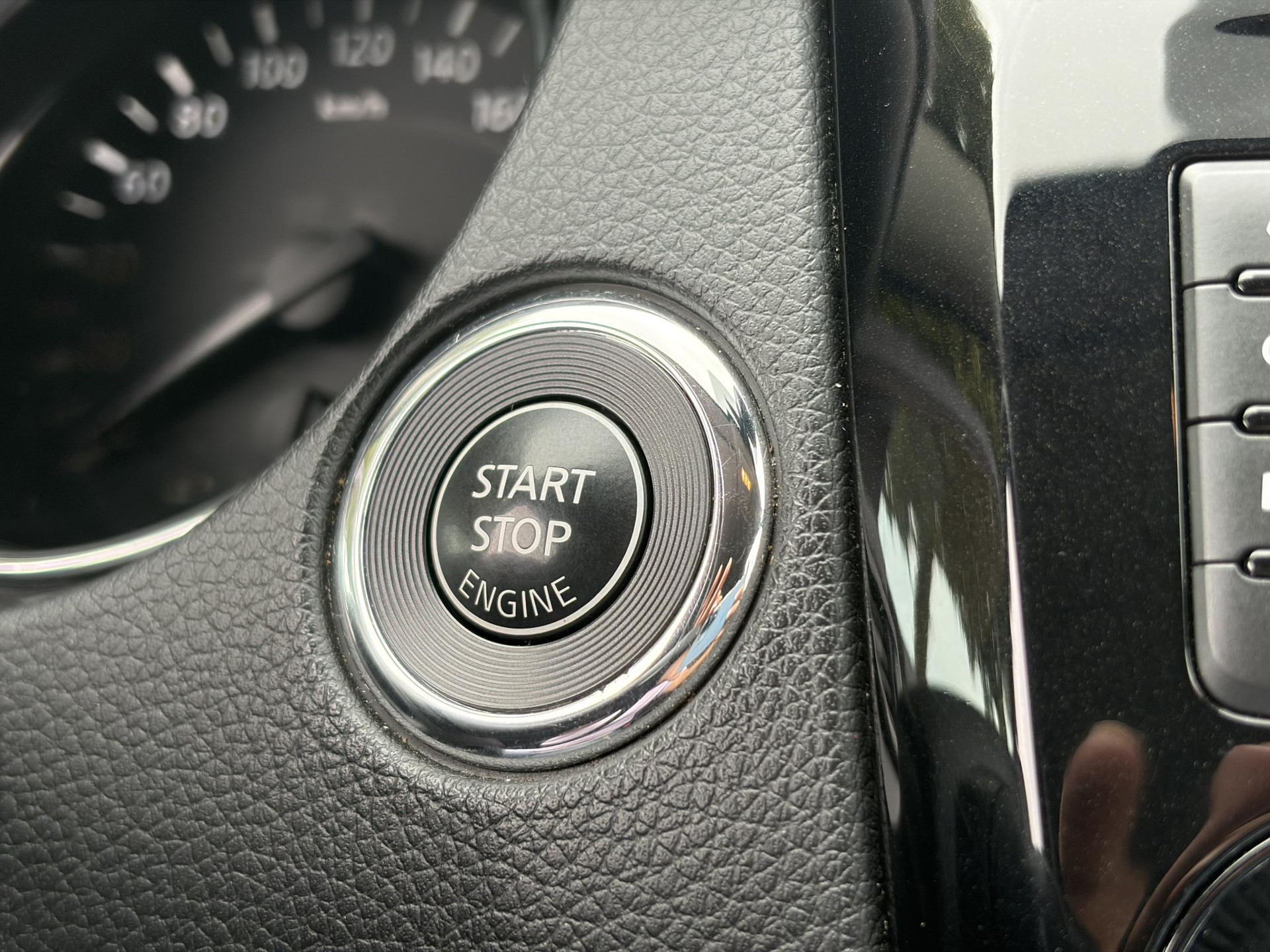 Nissan Qashqai 1.2 N-Connecta 360° Camera,Trekhaak,Navi,Pdc V+A,Keyless,6 Bak,Clima,Cruise,2e Eigenaar,115pk,Lm velgen,Apk tot 09-2027