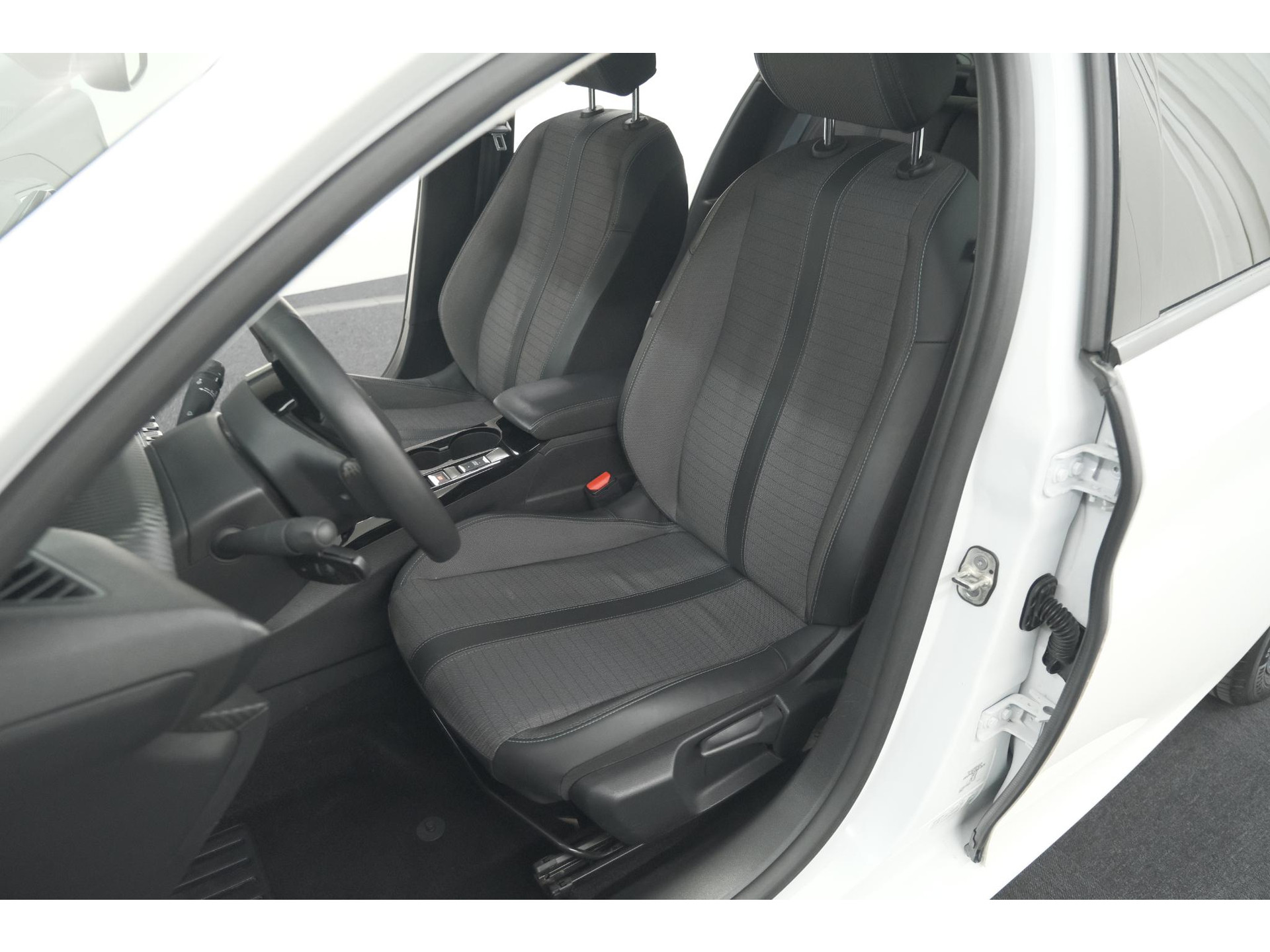 Peugeot 208 PureTech 100 PK Allure | Apple Carplay | Parkeersensoren | Lichtmetalen velgen