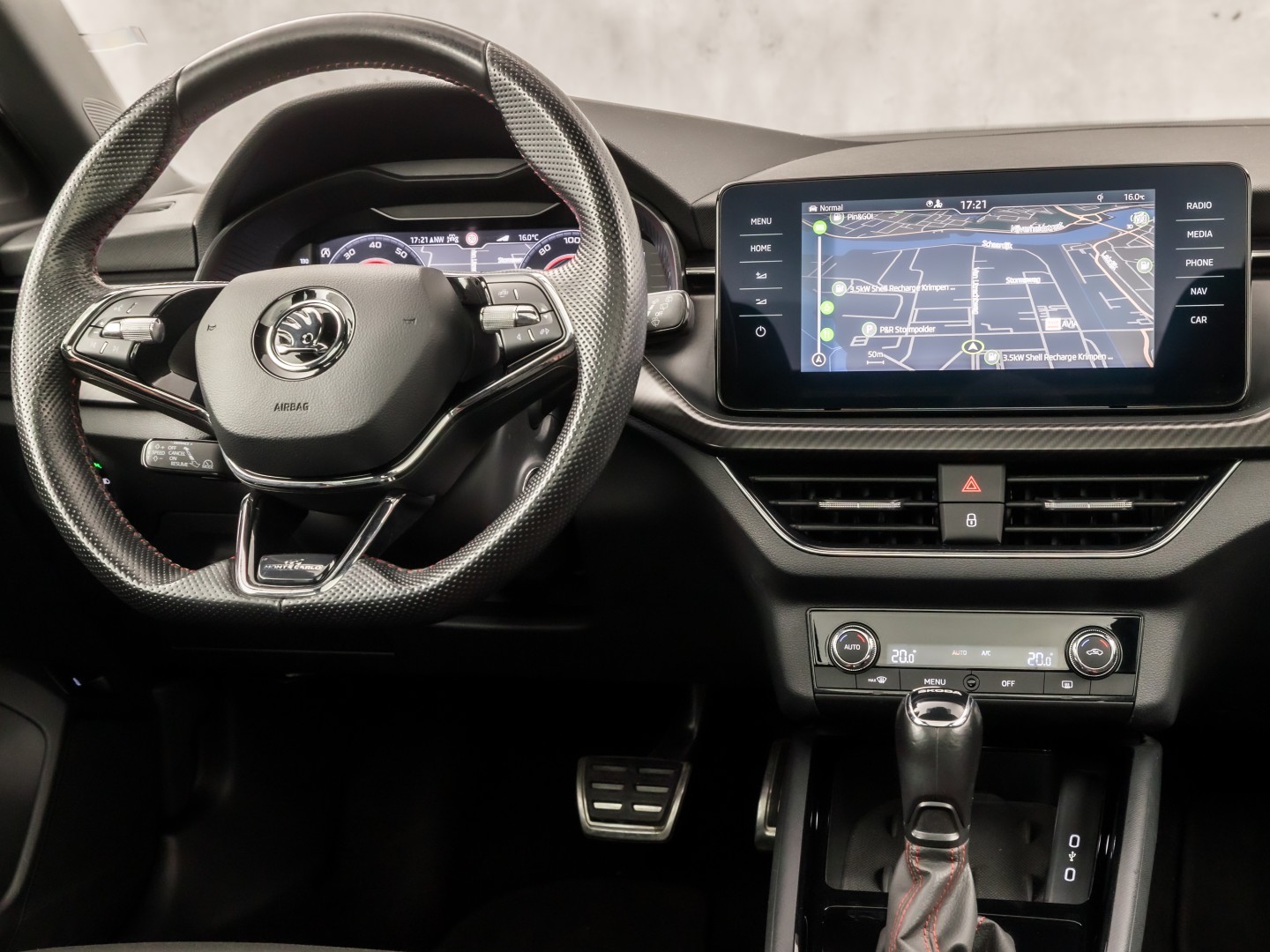 Škoda Kamiq 1.0 TSI Monte Carlo Automaat (PANORAMADAK, VIRTUAL COCKPIT, KUIPSTOELEN, APPLE CARPLAY, CAMERA, GETINT GLAS, ADAPTIVE CRUISE, KEYLESS, NIEUWSTAAT)