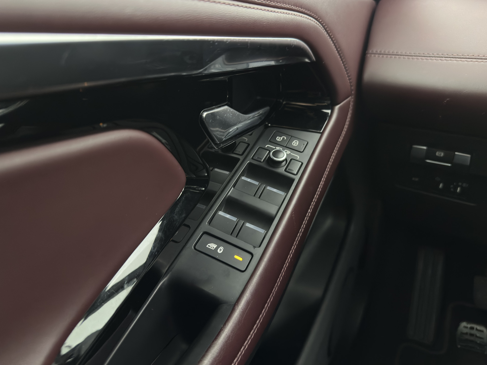 Land Rover Range Rover Evoque 2.0 D150 R-Dynamic *PANO | LEATHER | FULL-LED | NAVI-FULLMAP | CAMERA | KEYLESS | ECC | TOPVIEW | CARPLAY | HEATED-COMFORTSEATS | PDC | CRUISE | PRIVACY-GLASS | 20''ALU*