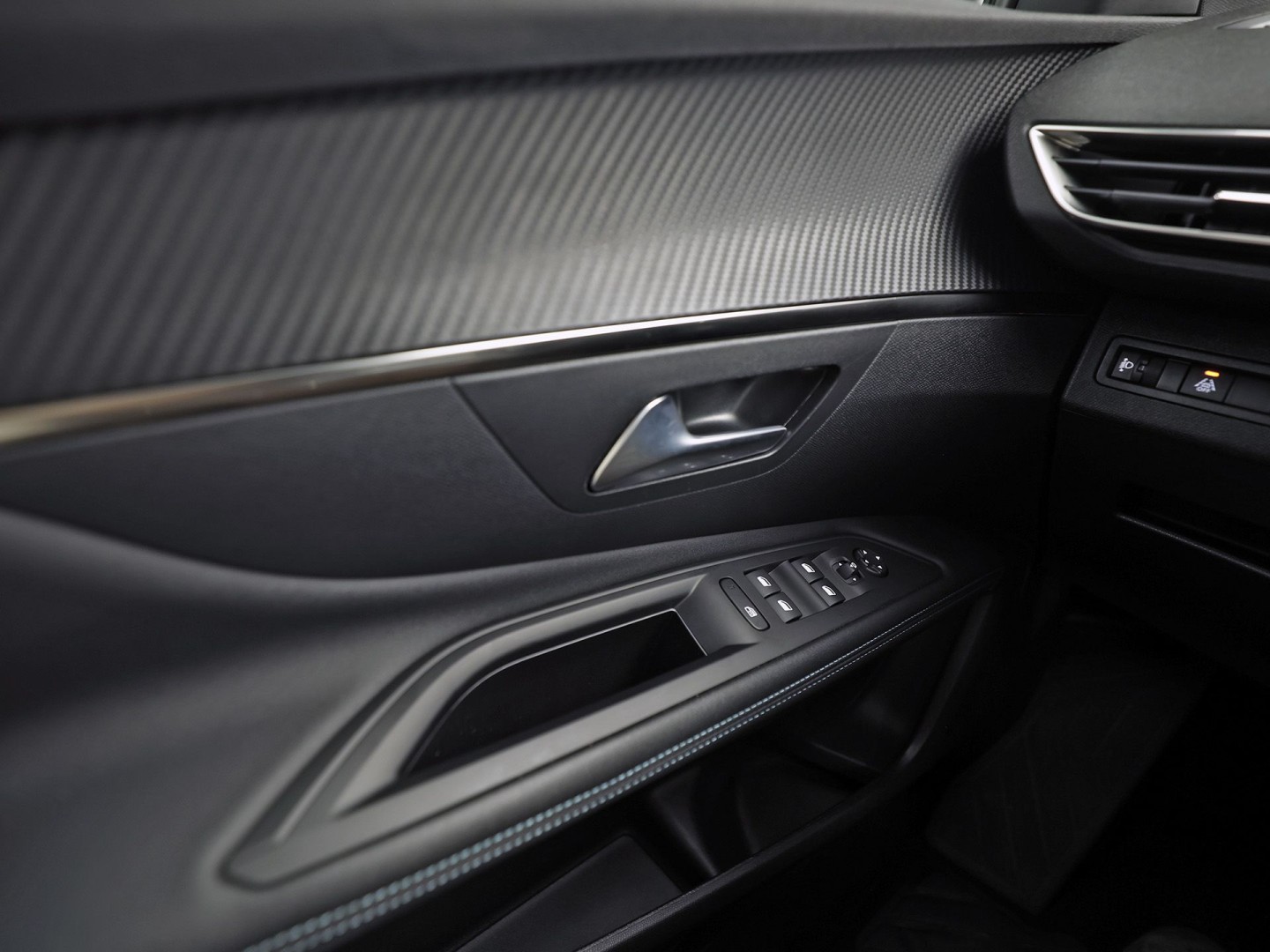 Peugeot 3008 1.6 HYbrid 225 Allure Sport 225Pk Automaat (APPLE CARPLAY, GROOT NAVI, 360 CAMERA, SPORTSTOELEN, LEDER, KEYLESS, GETINT GLAS, LANE ASSIST, NIEUWSTAAT)