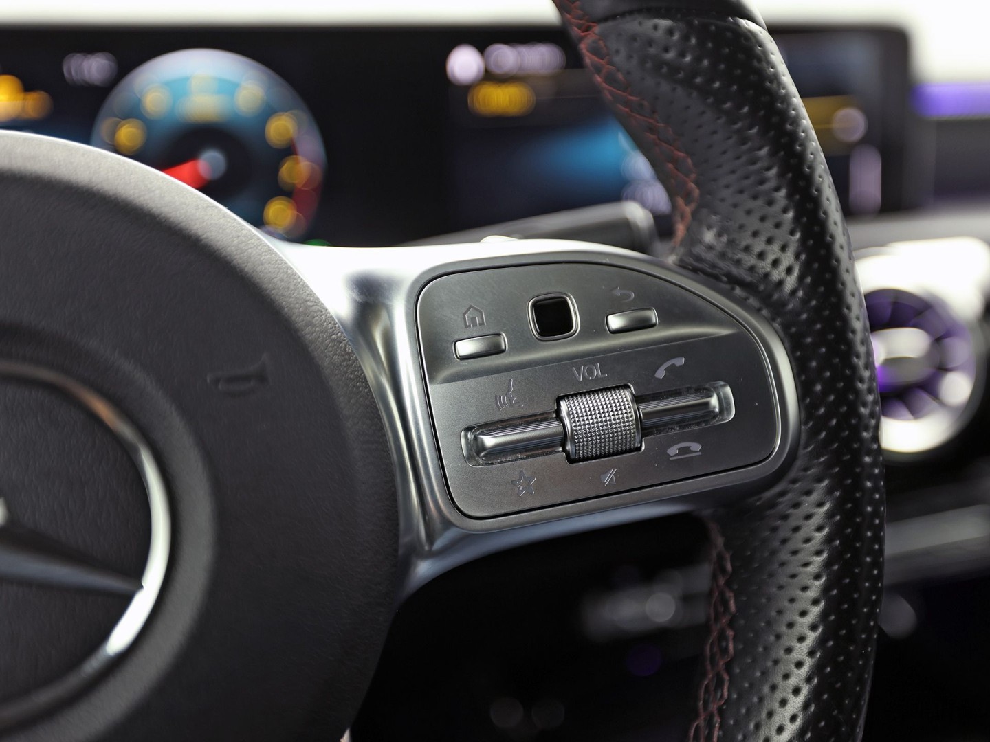 Mercedes-Benz A-Klasse 200 AMG Sport 163Pk Automaat (PANORAMADAK, APPLE CARPLAY, GROOT NAVI, SFEERVERLICHTING, CAMERA, SPORTSTOELEN, LEDER, GETINT GLAS, STOELVERWARMING, NIEUWSTAAT)