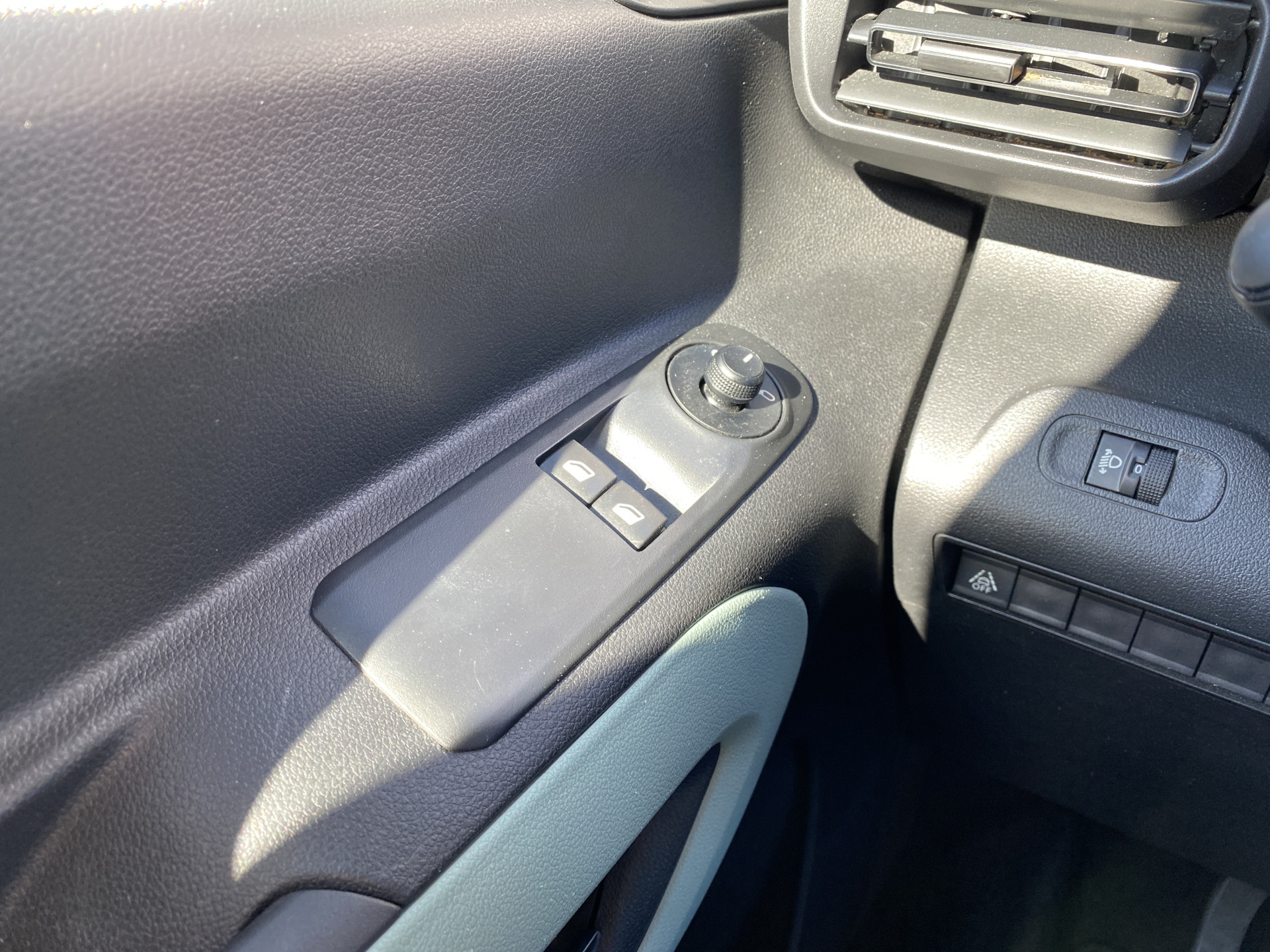 Citroën Berlingo 1.2 PureTech Feel | dealer onderh. | navigatie | cruise control | airco | parkeersensoren | all season banden