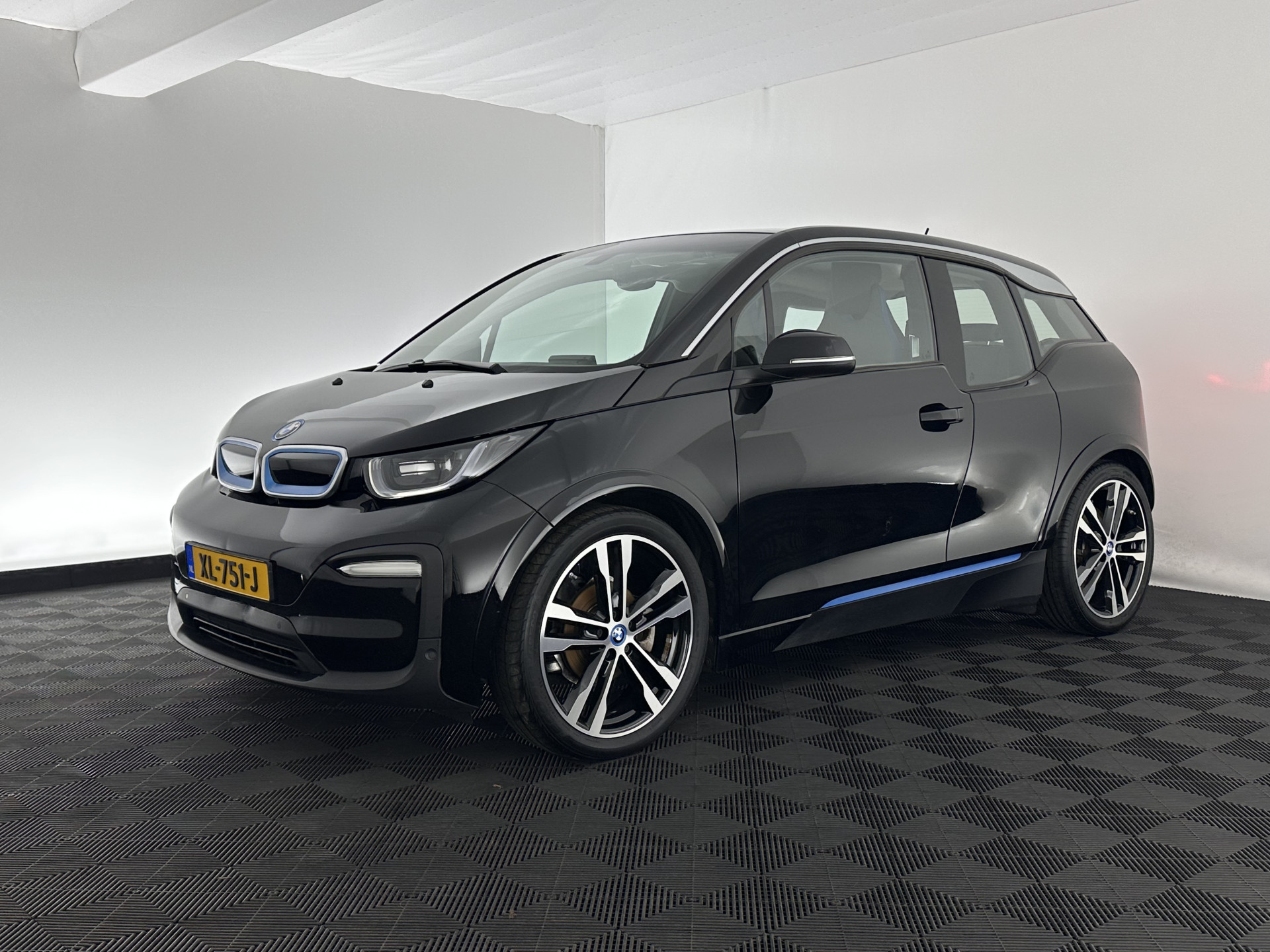 BMW i3 Basis 120Ah Sport 42 kWh [ 3-Fase-11kW ] {SOH-100%} (INCL-BTW) *HEATPUMP | FULL-LED | NAVI-FULLMAP | KEYLESS | COMFORTSEATS | ECC | CCS-FASTLOADER | PDC | DIGI-COCKPIT | CRUISE | 20''ALU*