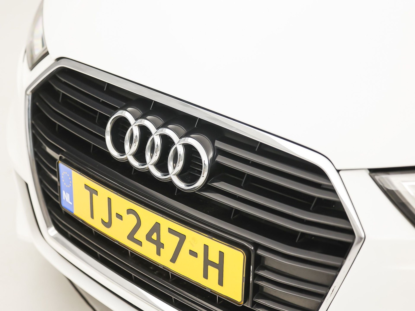 Audi A3 Limousine 1.0 TFSI S-Line Sport (2X S-LINE, GROOT NAVI, CLIMATE, DYNAMISCHE KNIPPERLICHTEN, SPORTSTOELEN, LEDER, GETINT GLAS, NIEUWE APK, NIEUWSTAAT)