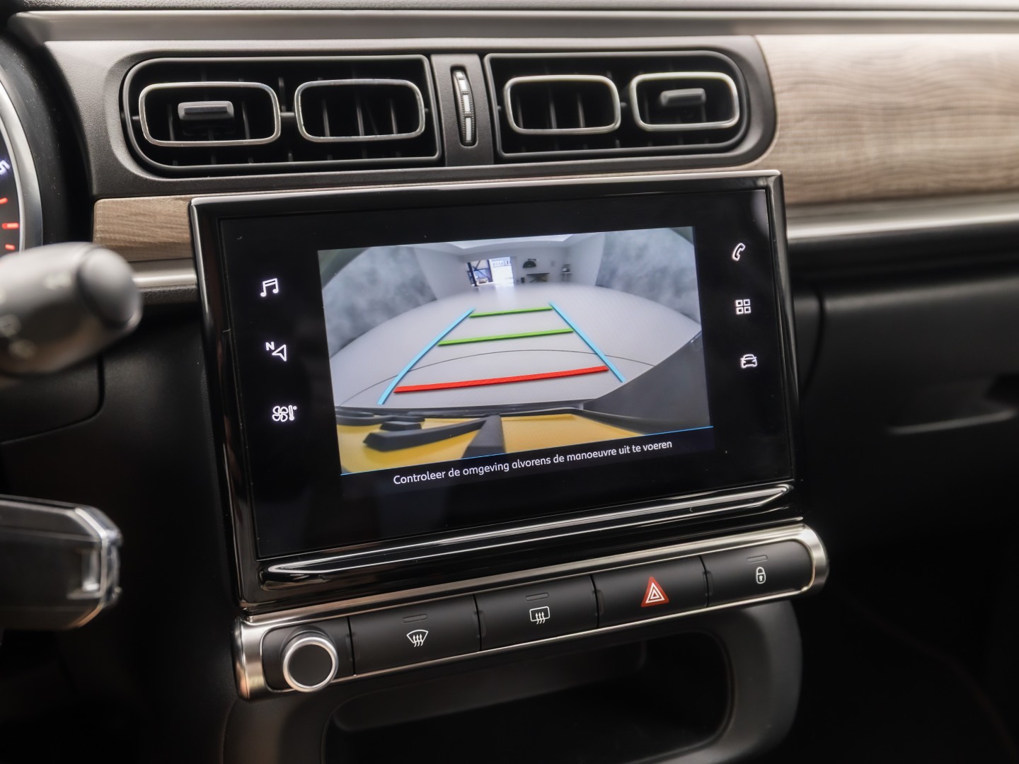 Citroën C3 1.2 PureTech Shine Sport Automaat (APPLE CARPLAY, GROOT NAVI, CAMERA, LEDER, STOELVERWARMING, SPORTSTOELEN, GETINT GLAS, CRUISE, NIEUWSTAAT)