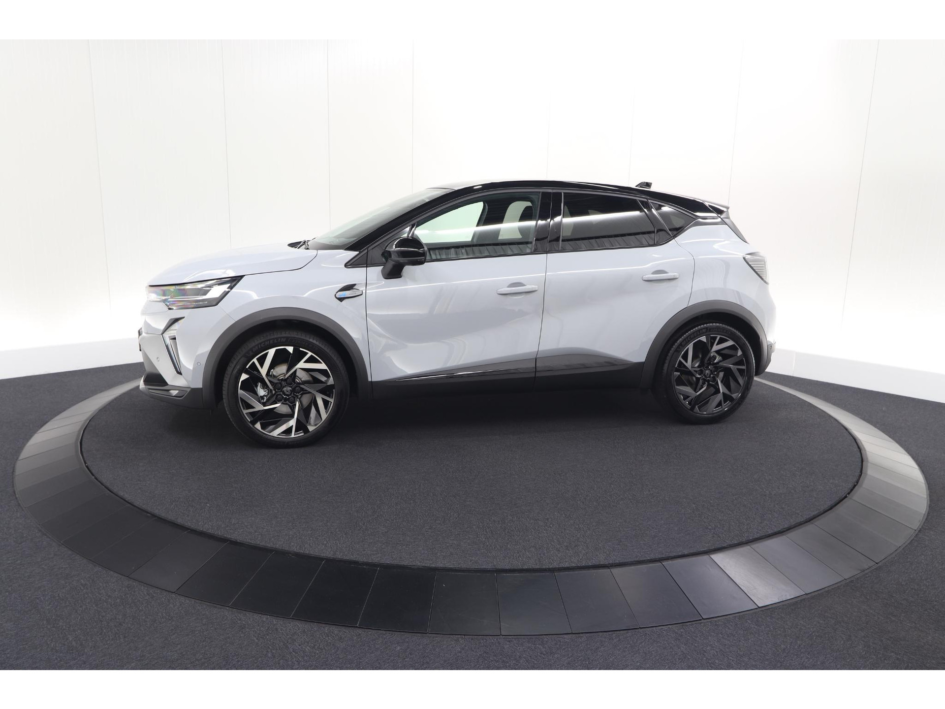 Renault Captur 1.8 E-Tech full hybrid 160 esprit Alpine | 360 Camera | Adaptieve Cruise Control | Dodehoekdetectie | Stuurwielverwarming