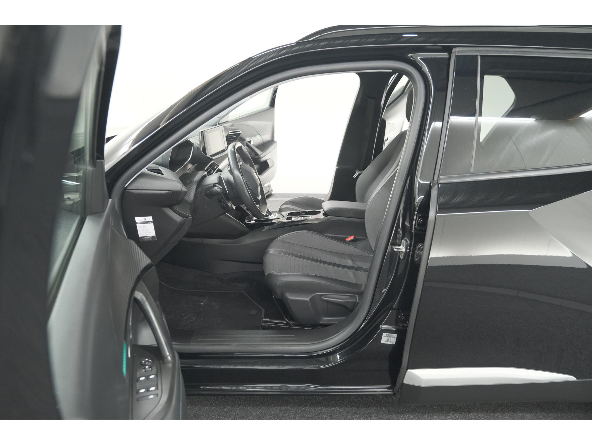 Peugeot 2008 PureTech 130 EAT8 Allure | Trekhaak | Camera | Navigatie | Apple Carplay