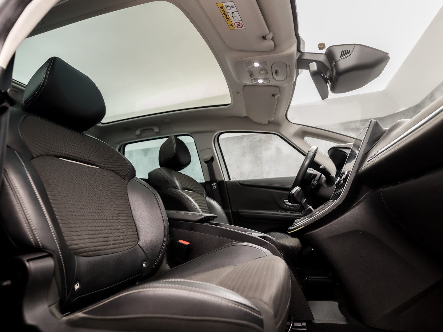 Renault Grand Scénic 1.3 TCe Bose 7 Persoons (PANORAMADAK, APPLE CARPLAY, GROOT NAVI, LEDER, SPORTSTOELEN, GETINT GLAS, BOSE AUDIO, CAMERA, NIEUWE APK, NIEUWSTAAT)