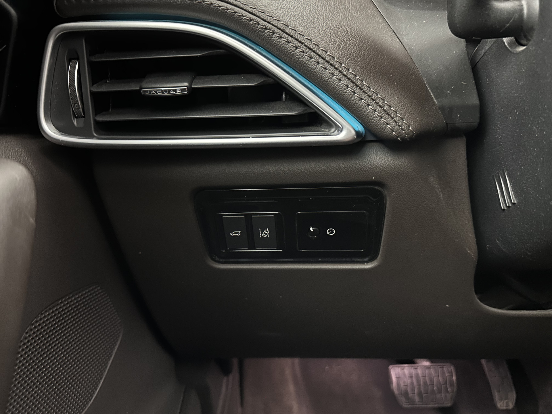 Jaguar F-PACE 3.0d First Edition AWD (INCL-BTW) Aut. *PANO | LEATHER | XENON | MEMORY-PACK | DIGI-COCKPIT | MERIDIAN-SOUND | NAVI-FULLMAP | CAMERA | HEATED-COMFORTSEATS | AMBIENTLIGHT | SHIFTPADDLES | ECC | PDC | CRUISE | TOWBAR