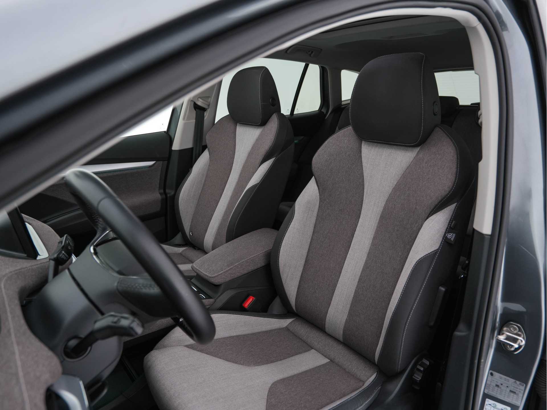 ŠKODA Enyaq iV 60 [ 3-Fase ] {SOH-87%} (INCL-BTW) *PANO | FULL-LED | DIGI-COCKPIT | CAMERA | KEYLESS | NAVI-FULLMAP | PRIVACY-GLASS | AMBIENT-LIGHT | ECC | COMFORT-SEATS | DAB + | PDC | CRUISE | CARPLAY | TOWBAR | 19 "ALU*