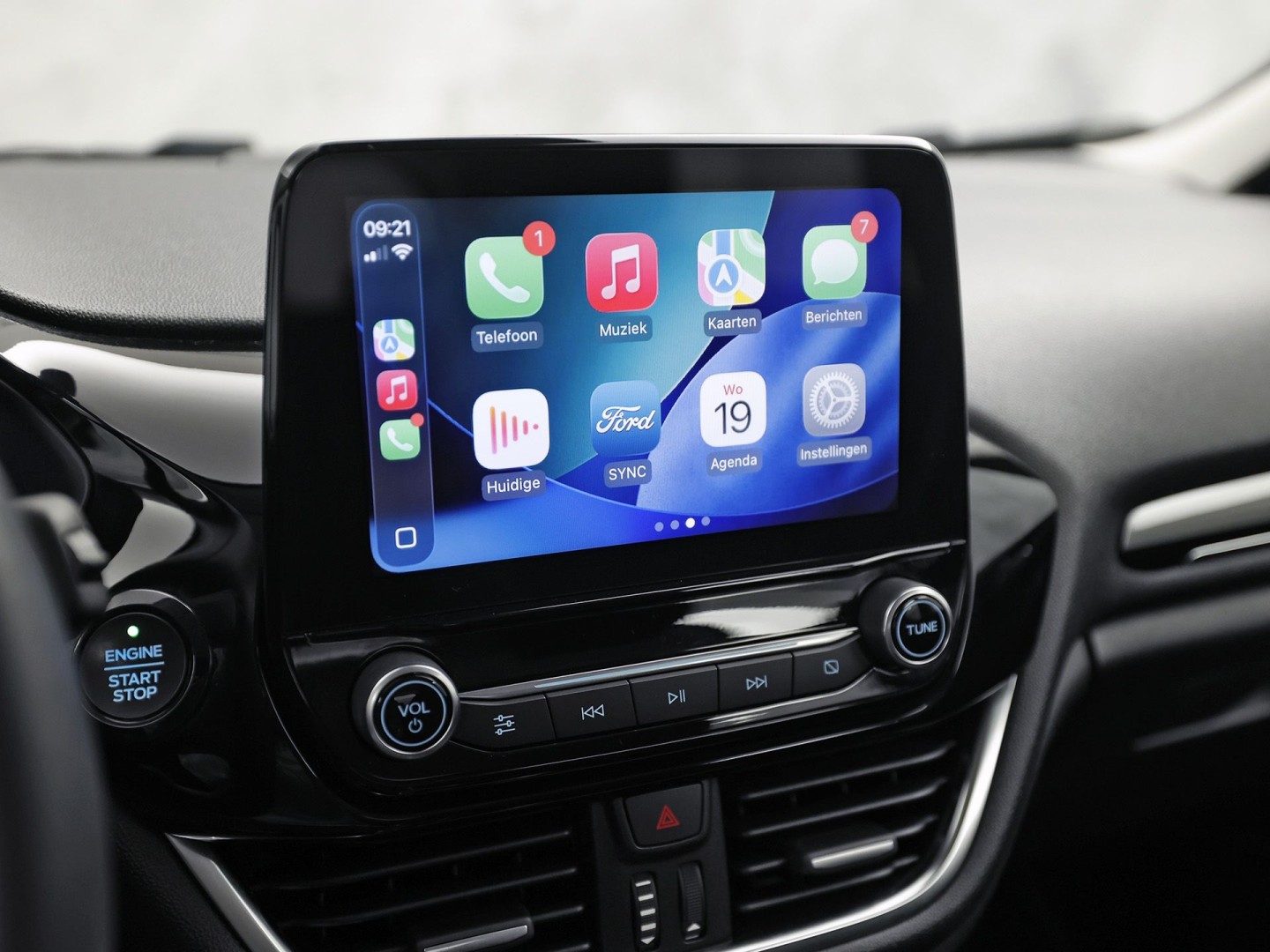 Ford Fiesta 1.0 EcoBoost Titanium (APPLE CARPLAY, GROOT NAVI, CLIMATE, CAMERA, KEYLESS, SPORTSTOELEN, ADAPTIVE CRUISE, LM VELGEN, NIEUWSTAAT)