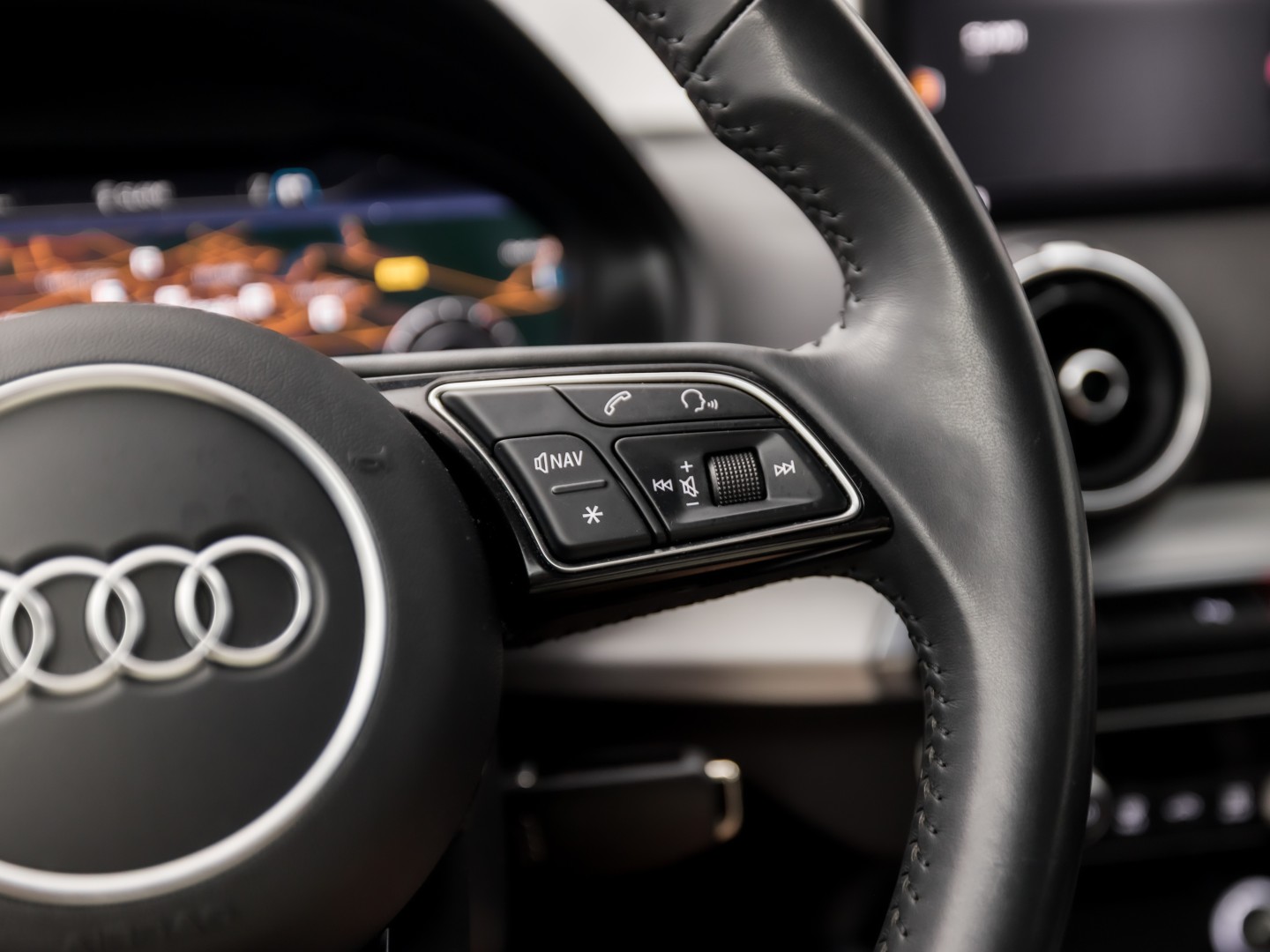 Audi Q2 35 TFSI S-Tronic Sport 150Pk Automaat (VIRTUAL COCKPIT, APPLE CARPLAY, GROOT NAVI, CLIMATE, STOELVERWARMING, SPORTSTOELEN, GETINT GLAS, PARKEERSENSOREN, CRUISE, NIEUWSTAAT)