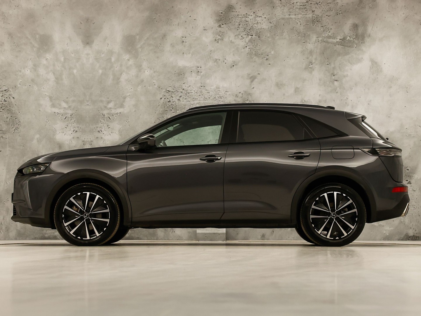 DS 7 1.6 PHEV 225 Etoile 225Pk Automaat (PANORAMADAK, MEMORY SEATS, LEDER, 360 CAMERA, SPORTSTOELEN, STOELVERWARMING, GETINT GLAS, ADAPTIVE CRUISE, KEYLESS, NIEUWSTAAT)
