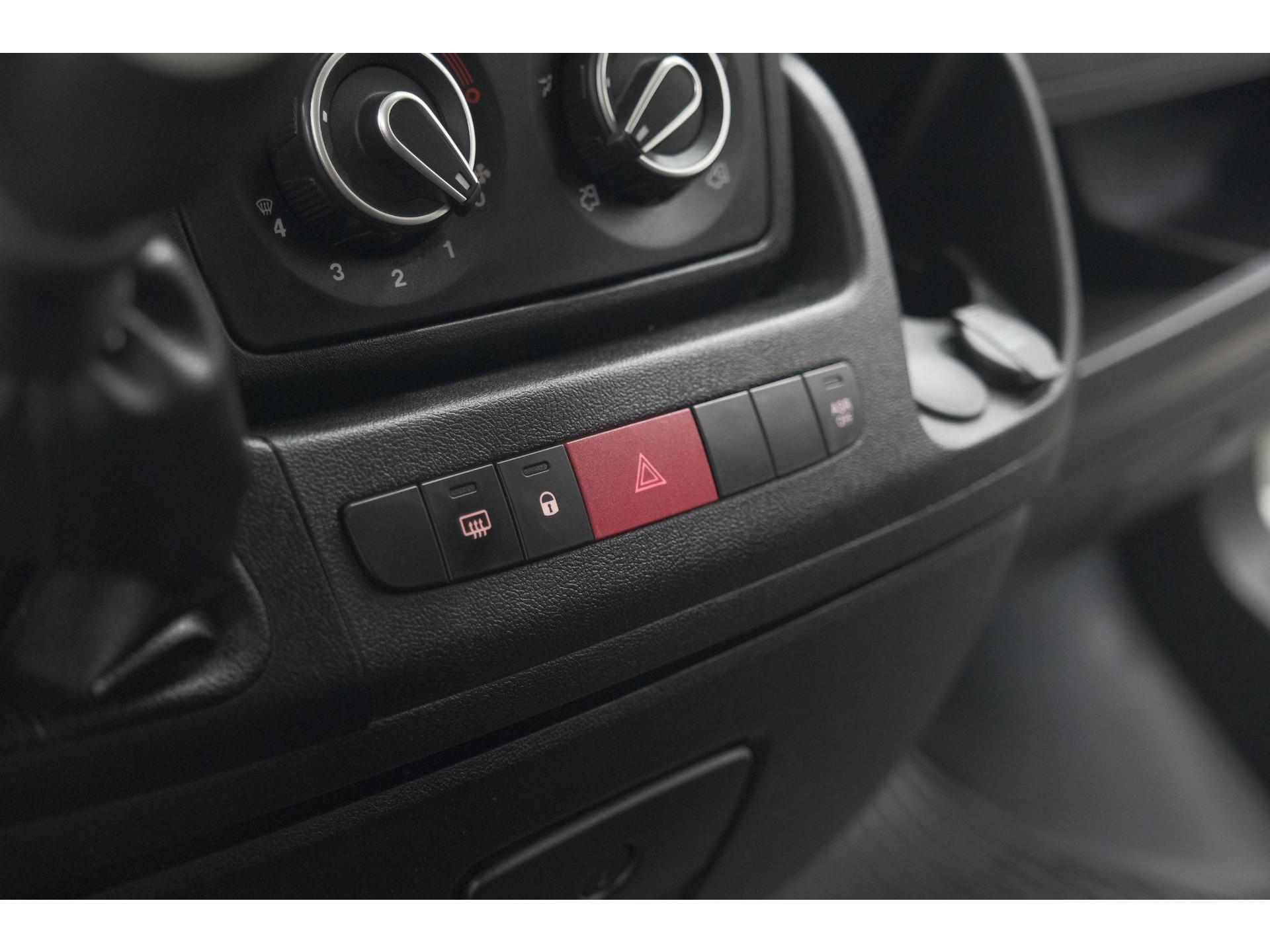 Peugeot Boxer 330 2.2 BlueHDi 140 L2H2 Premium | Navigatie | Houtenvloer In Laadruimte | Airco