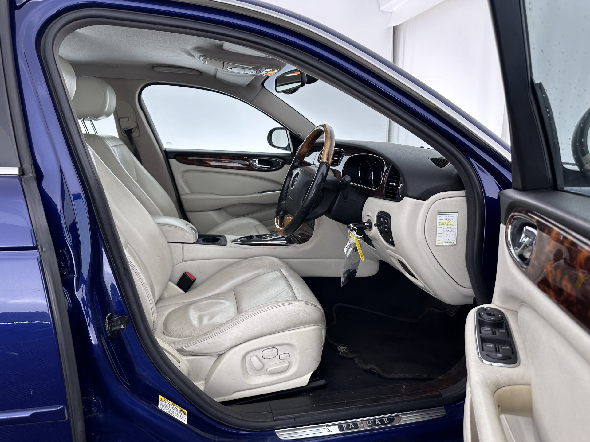 Jaguar XJ 3.5 V8 Executive [ Right-Hand-Drive ] Aut. *LEATHER | BI-XENON | ECC | WOODEN-INLAY | HEATED-COMFORTSEATS | MEMORY-PACK | JAGUAR-AUDIO | PDC | CRUISE | 18"ALU*