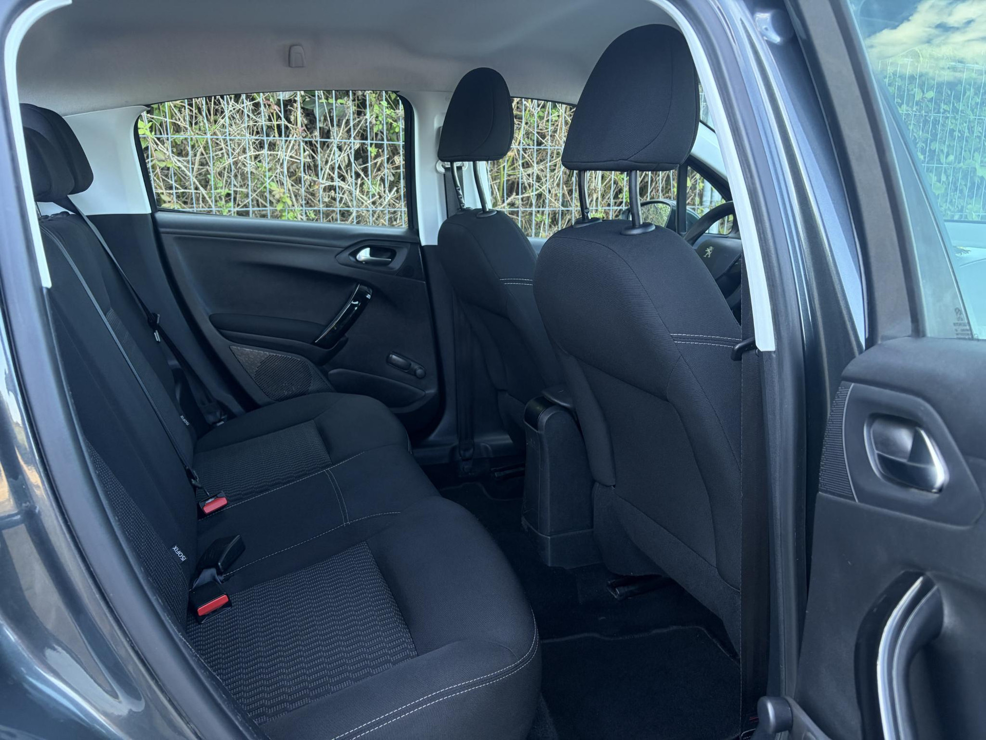 Peugeot 208 1.2 PureTech Blue Lion ✓1e Eigenaar✓Navi✓Trekhaak✓Carplay✓Airco✓Cruise✓Pdc✓5 Deurs✓N.A.P✓Apk tot 09-2027