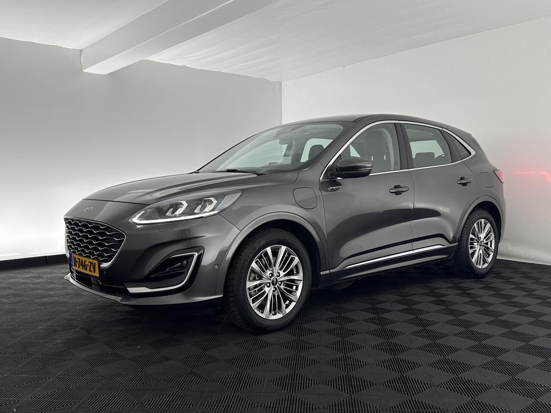 Ford Kuga 2.5 PHEV Vignale (Plug-In) (INCL-BTW) Aut. *HEAD-UP | LEATHER | DIGI-COCKPIT | FULL-LED | KEYLESS | DAB | CARPLAY | NAVI-FULLMAP | MEMORY-PACK | HEATED-COMFORTSEATS | PRIVACYGLASS | TOWBAR | 18''ALU*