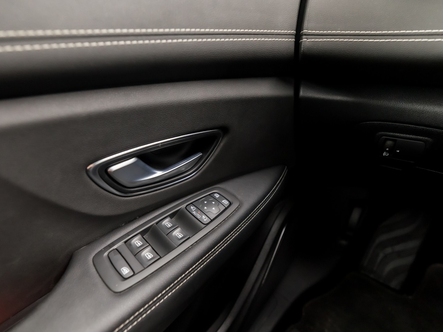 Renault Scénic 1.3 TCe Intens Sport (APPLE CARPLAY, NAVIGATIE, CAMERA, CLIMATE, LEDER, SPORTSTOELEN, GETINT GLAS, CRUISE, NIEUWSTAAT)