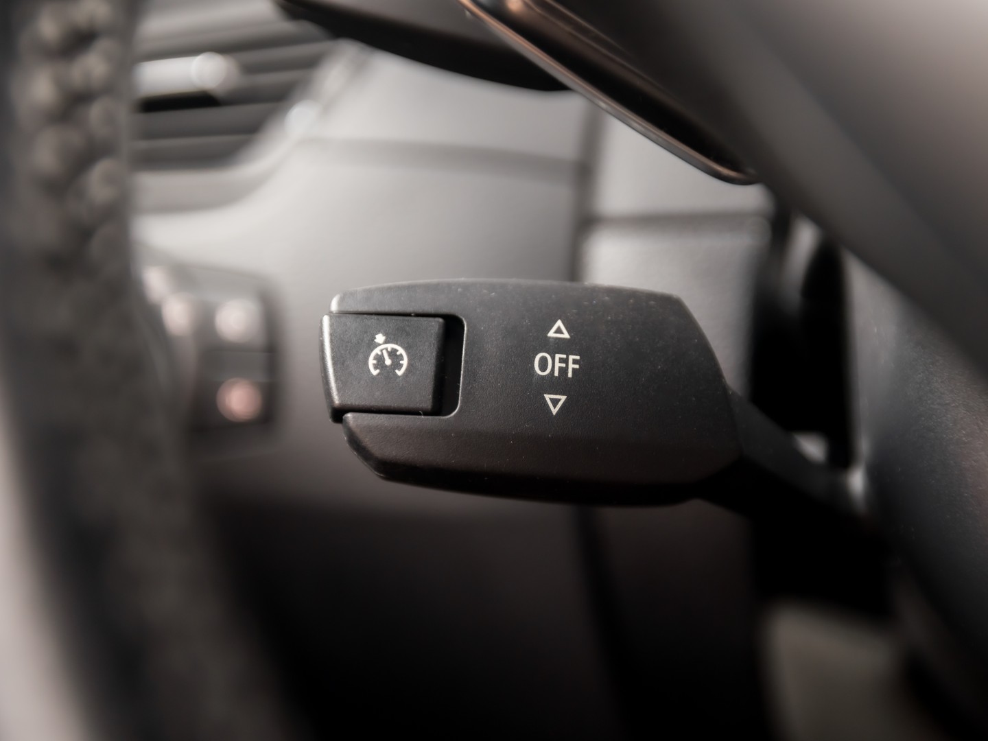 BMW X1 sDrive20i M Sport 184Pk Automaat (GROOT NAVI, CLIMATE, ALCANTARA, TREKHAAK, SPORTSTOELEN, XENON, ZWART HEMEL, PARKEERSENSOREN, NIEUWSTAAT)