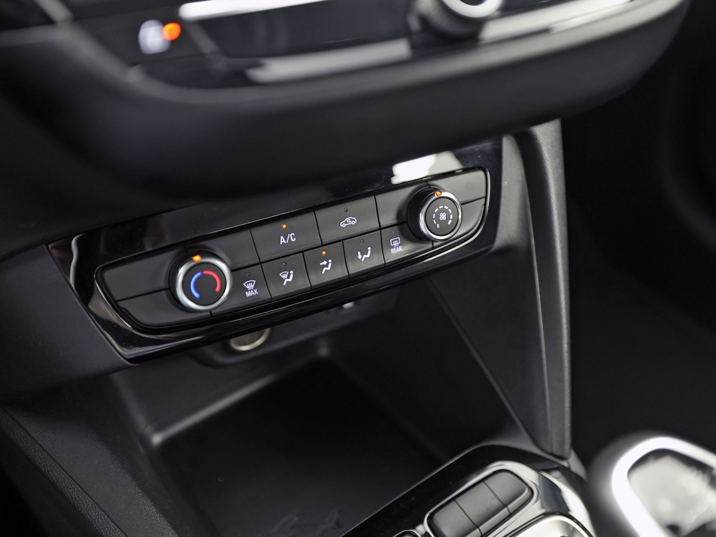 Opel Corsa 1.2 Sport (APPLE CARPLAY, LEDER STUURWIEL, SPORTSTOELEN, ELEK PAKKET, LANE ASSIST, NIEUWSTAAT)