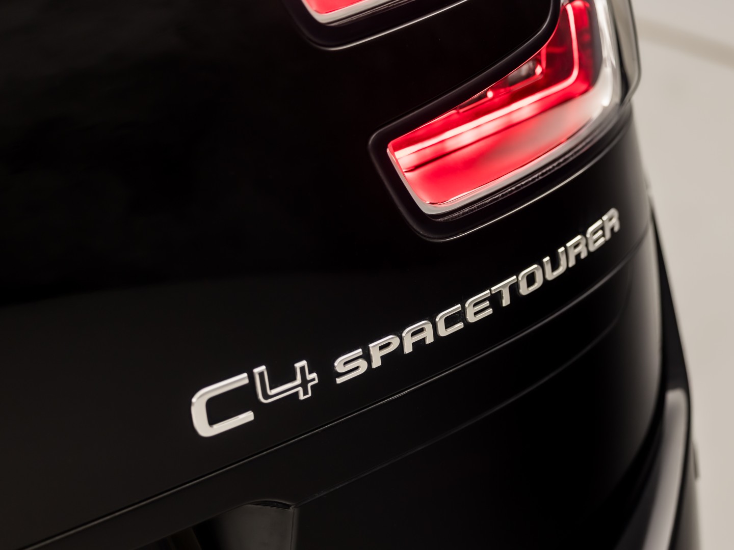 Citroën Grand C4 Spacetourer 1.2 PureTech Sport 7 Persoons Automaat 131Pk (APPLE CARPLAY, DB-RIEM VERVANGEN, GROOT NAVI, CAMERA, GETINT GLAS, TREKHAAK, NIEUWE APK, NIEUWSTAAT)