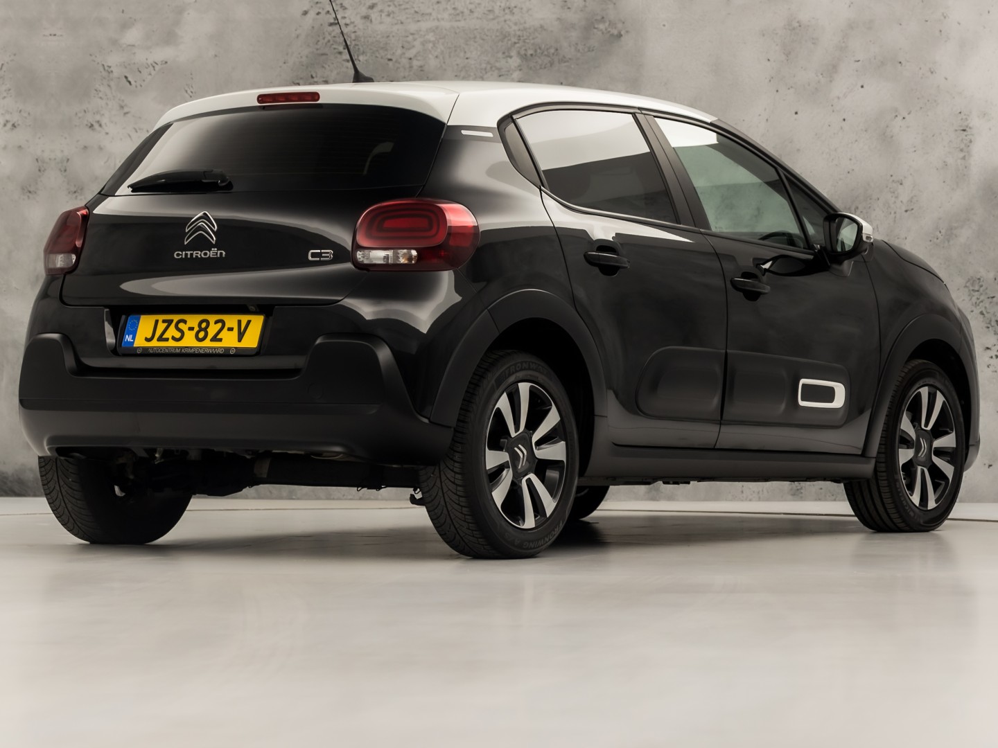 Citroën C3 1.2 PureTech Shine Sport Automaat (APPLE CARPLAY, GROOT NAVI, CAMERA, LEDER, STOELVERWARMING, SPORTSTOELEN, GETINT GLAS, CRUISE, NIEUWSTAAT)