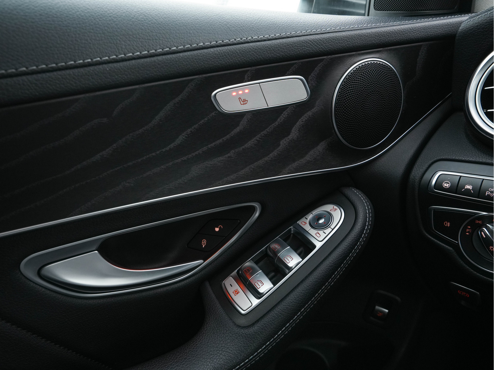 Mercedes-Benz GLC-klasse 350e 4MATIC Premium Plus Plug-in Aut. *LEATHER | FULL-LED | BLIND-SPOT | HEATED-SPORTSEATS | CAMERA | KEYLESS | AIR-SUSPENSION | ADAPTIVE-CRUISE | PRIVACY-GLASS | NAVI-FULLMAP | 20''ALU*