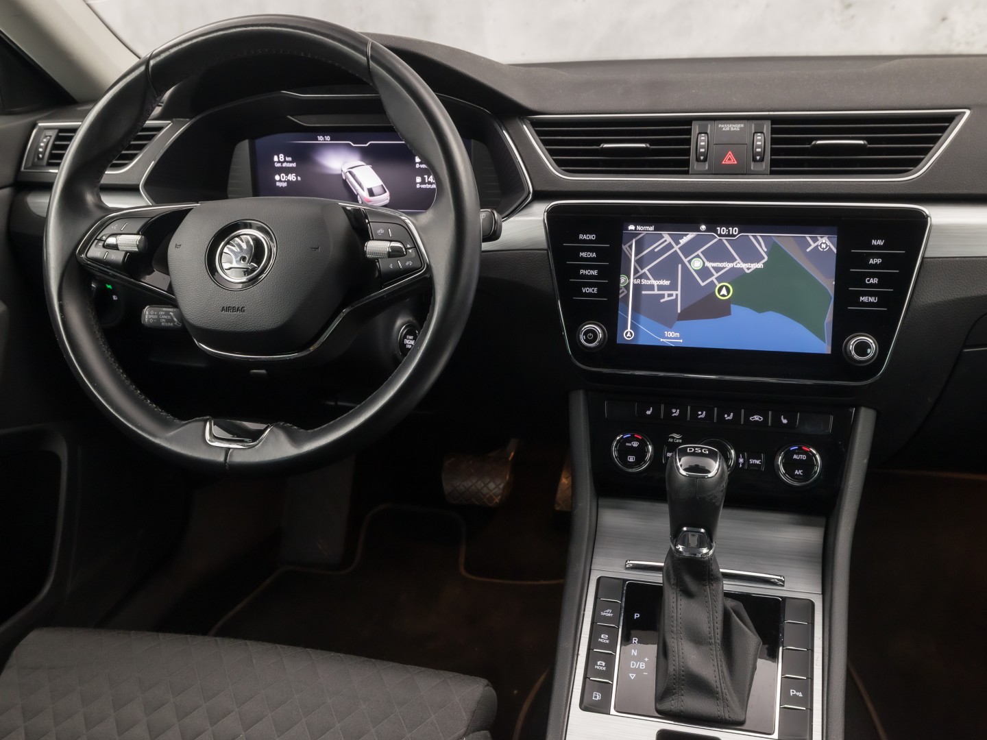 Škoda Superb Combi 1.4 TSI iV Business Sport 218Pk Automaat (VIRTUAL COCKPIT, APPLE CARPLAY, GROOT NAVI, CAMERA, STOELVERWARMING, SPORTSTOELEN, KEYLESS, ADAPTIVE CRUISE, GETINT GLAS, NIEUWSTAAT)