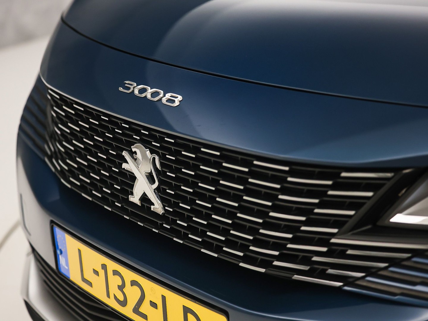Peugeot 3008 1.2 PureTech Premium Automaat (APPLE CARPLAY, NAP, GROOT NAVI, 360 CAMERA, TREKHAAK, SPORTSTOELEN, LANE ASSIST, CRUISE, NIEUWSTAAT)