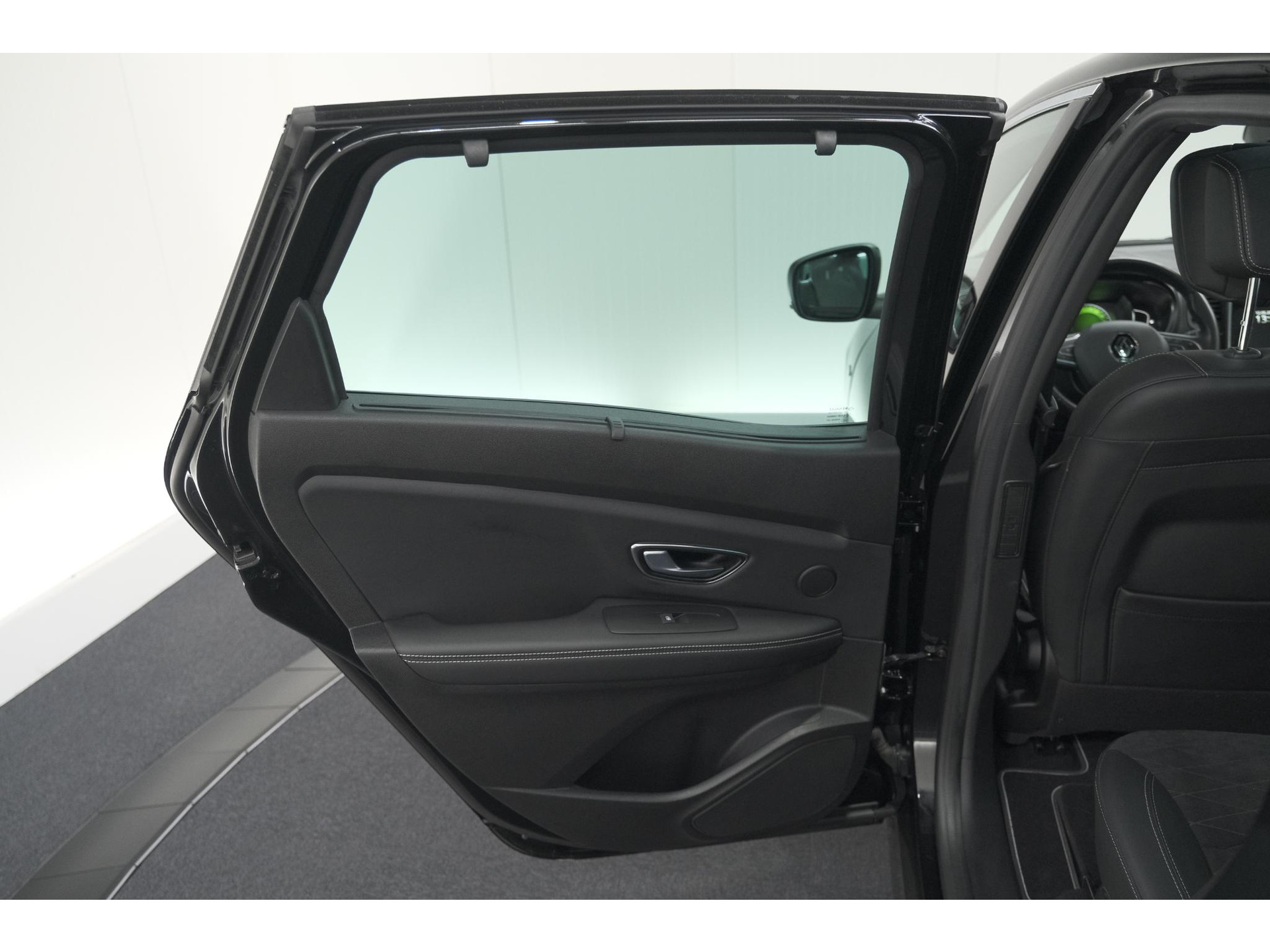 Renault Scénic TCE 160 EDC Black Edition | Trekhaak | Adaptieve Cruise Control | BOSE Premium Audio | Panoramadak