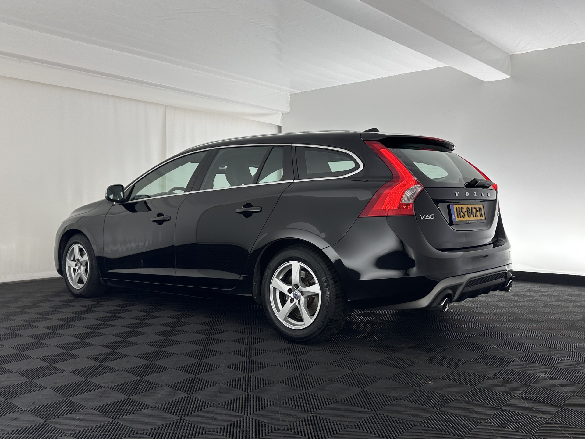 Volvo V60 2.0 D4 R-Design Business Aut *LEATHER-MICROFIBRE | XENON | NAVI-FULLMAP | ECC | PDC | CRUISE | 16''ALU*