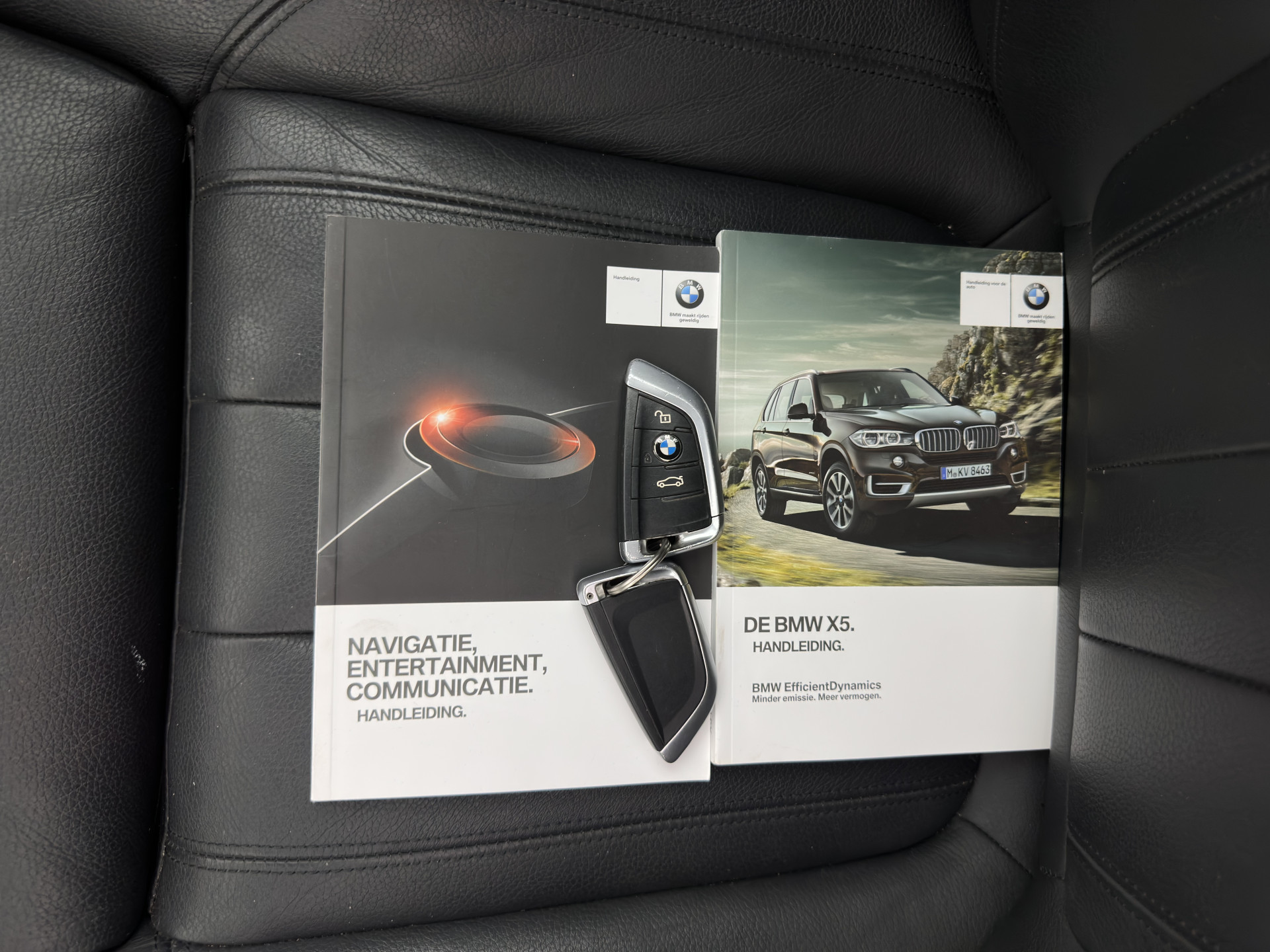 BMW X5 xDrive50i M-Sport High Executive [ 7-pers. ] Aut. *PANO | LUXURY-LEATHER | FULL-LED | HEAD-UP | MEMORY-PACK | DIGI-COCKPIT | KEYLESS | CAMERA | NAVI-FULLMAP | AMBIENT-LIGHT | HEATED-COMFORTSEATS | SHIFT-PADDLES | PRIVACY-GLASS | TOWBAR