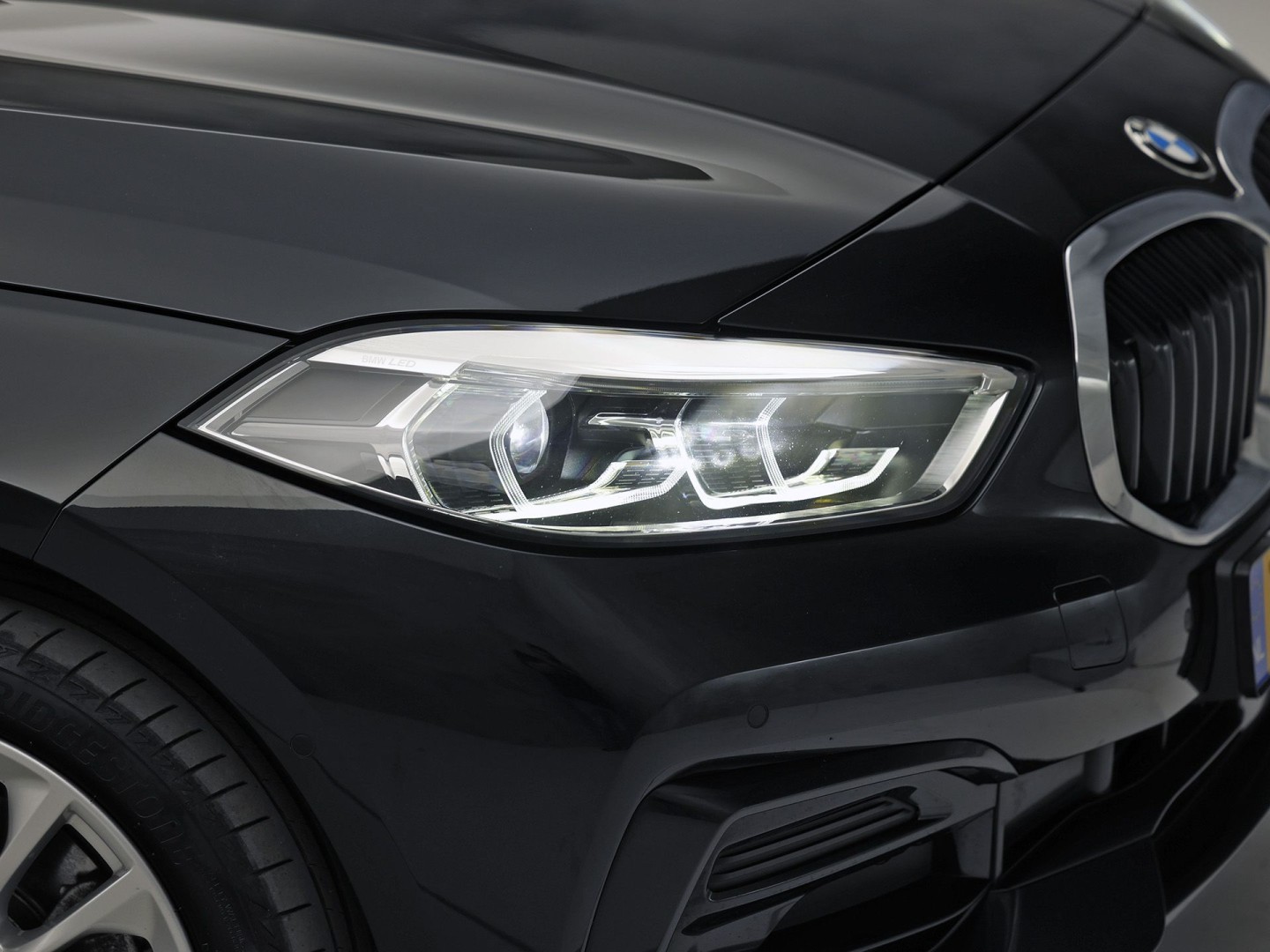 BMW 1 Serie 118i Sport Automaat (APPLE CARPLAY, DEALER ONDERHOUDEN, GROOT NAVI, CAMERA, STUUR/STOELVERWARMING, SPORTSTOELEN, TREKHAAK, GETINT GLAS, ELEK ACHTERKLEP, NIEUWSTAAT)