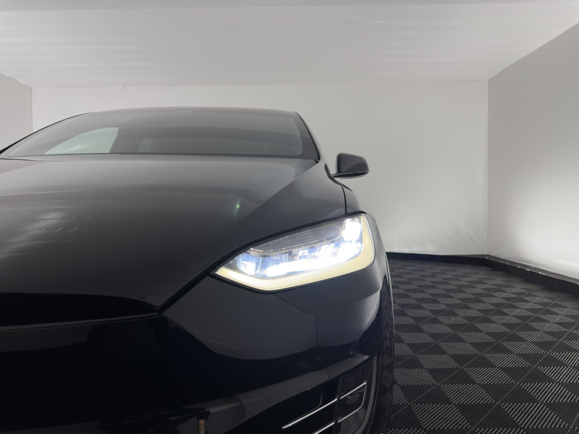 Tesla Model X 100D Black-Line AWD [ 3-Fase ] { SOH-86% } Aut. *PANO-WINDOW | AUTO-PILOT | VEGAN-LEATHER | NAVI-FULLMAP | FULL-LED | AIR-SUSPENSION | DIGI-COCKPIT | KEYLESS | DAB+ | HEATED-SPORTSEATS | PRIVACY-GLASS | TOPVIEW | TOWBAR | 22"ALU*