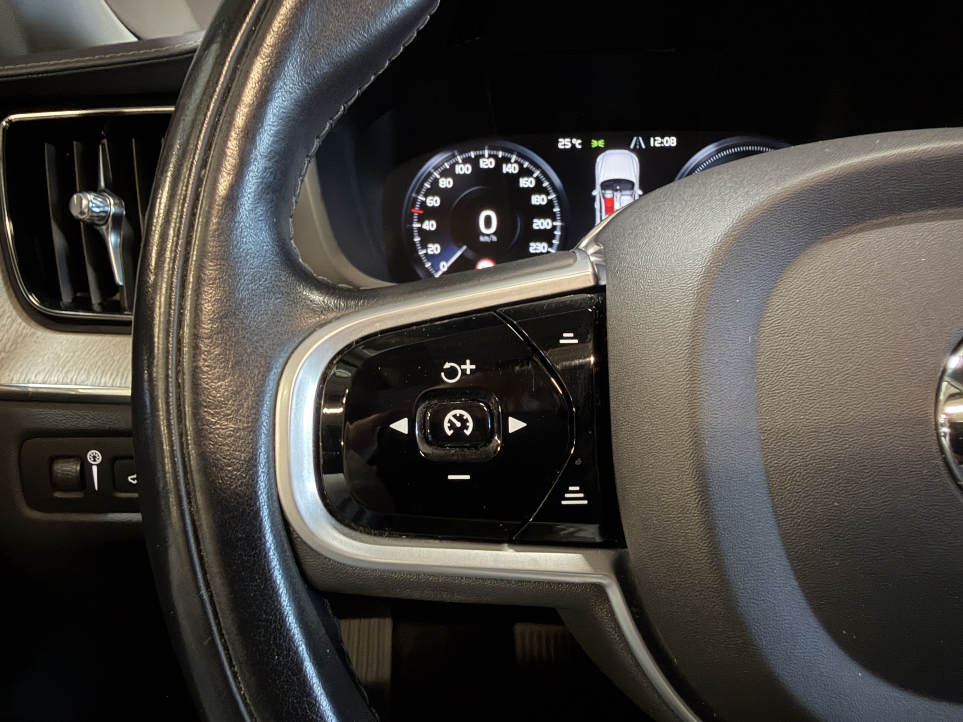 Volvo XC60 2.0 Recharge T8 AWD Inscription | Panoramadak | Elektr. trekhaak | Harman/Kardon | Camera | Stoel/stuurverwarming | Adapt. cruise