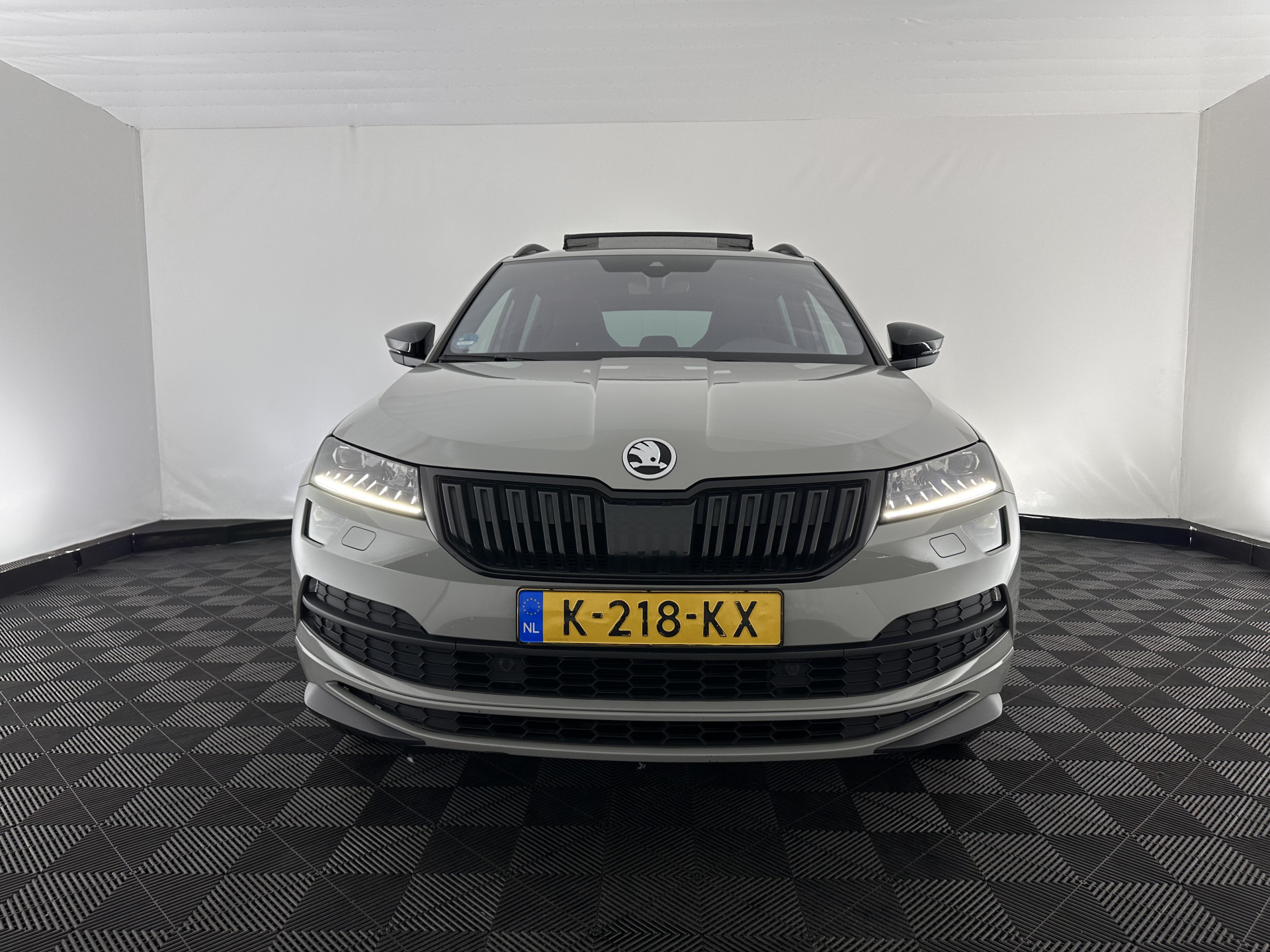 ŠKODA Karoq 1.5 TSI ACT Sportline Business (INCL-BTW) Aut. *PANO | DIGI-COCKPIT | FULL-LED | ADAPTIVE-CRUISE | CANTON-AUDIO | BLINDSPOT | HEATED-SPORTSEATS | CAMERA | AMBIENTLIGHT | NAVI-FULLMAP | KEYLESS | DAB+ | TOWBAR | PRIVACYGLAS