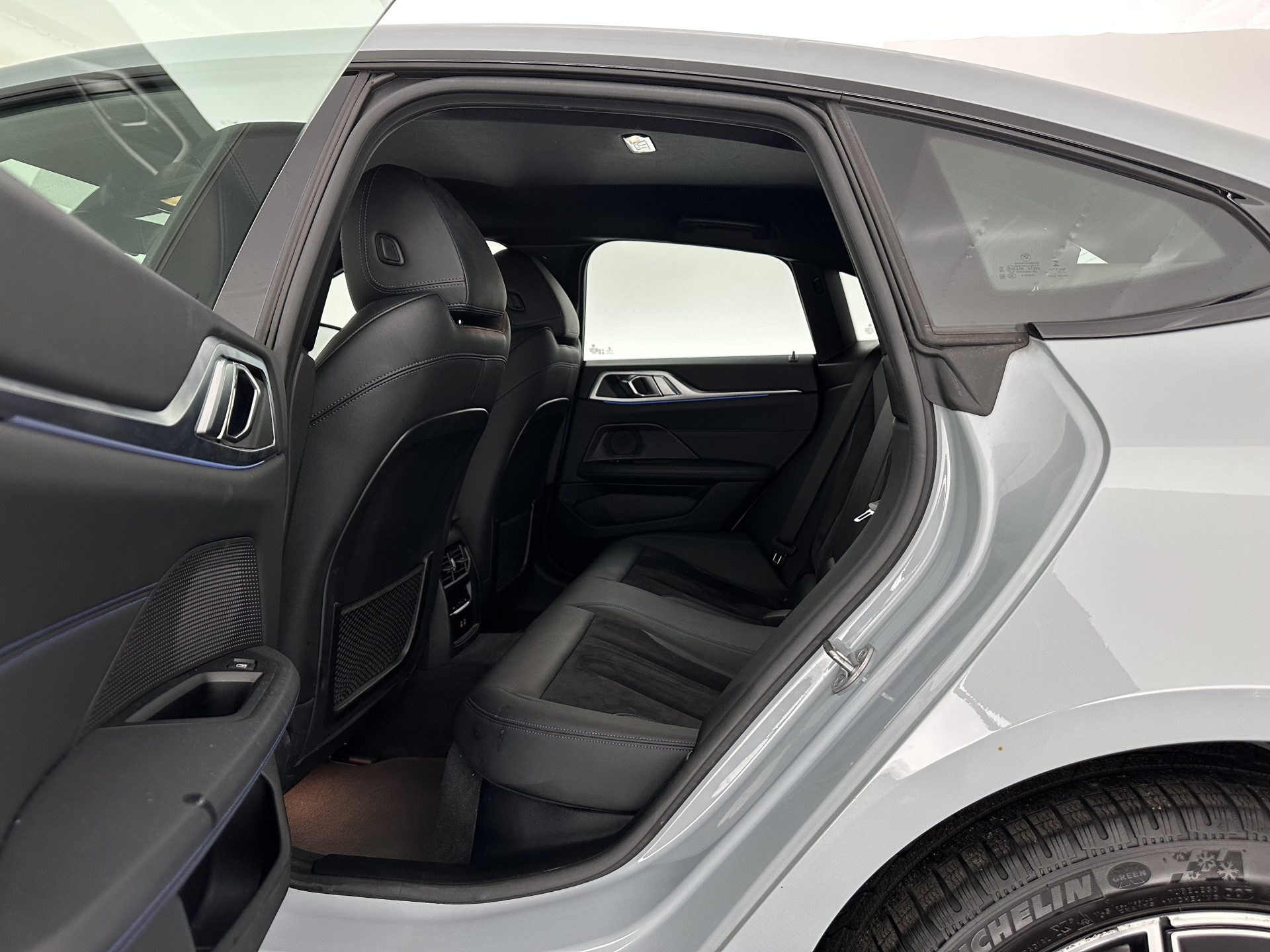 BMW i4 eDrive40 84 kWh M-Sport *M50 JAHRE* [ 3-Fase-11 kW ] {SOH-96%} (INCL-BTW) *LEATHER-ALCANTARA | FULL-LED | ADAPTIVE-CRUISE | HEATED-SPORTSEATS | CAMERA | DAB | DIGI-COCKPIT | NAVI-FULLMAP | AMBIENT-LIGHT | ECC | PDC | CARPLAY | KEYLESS | SHIFTPADDLE