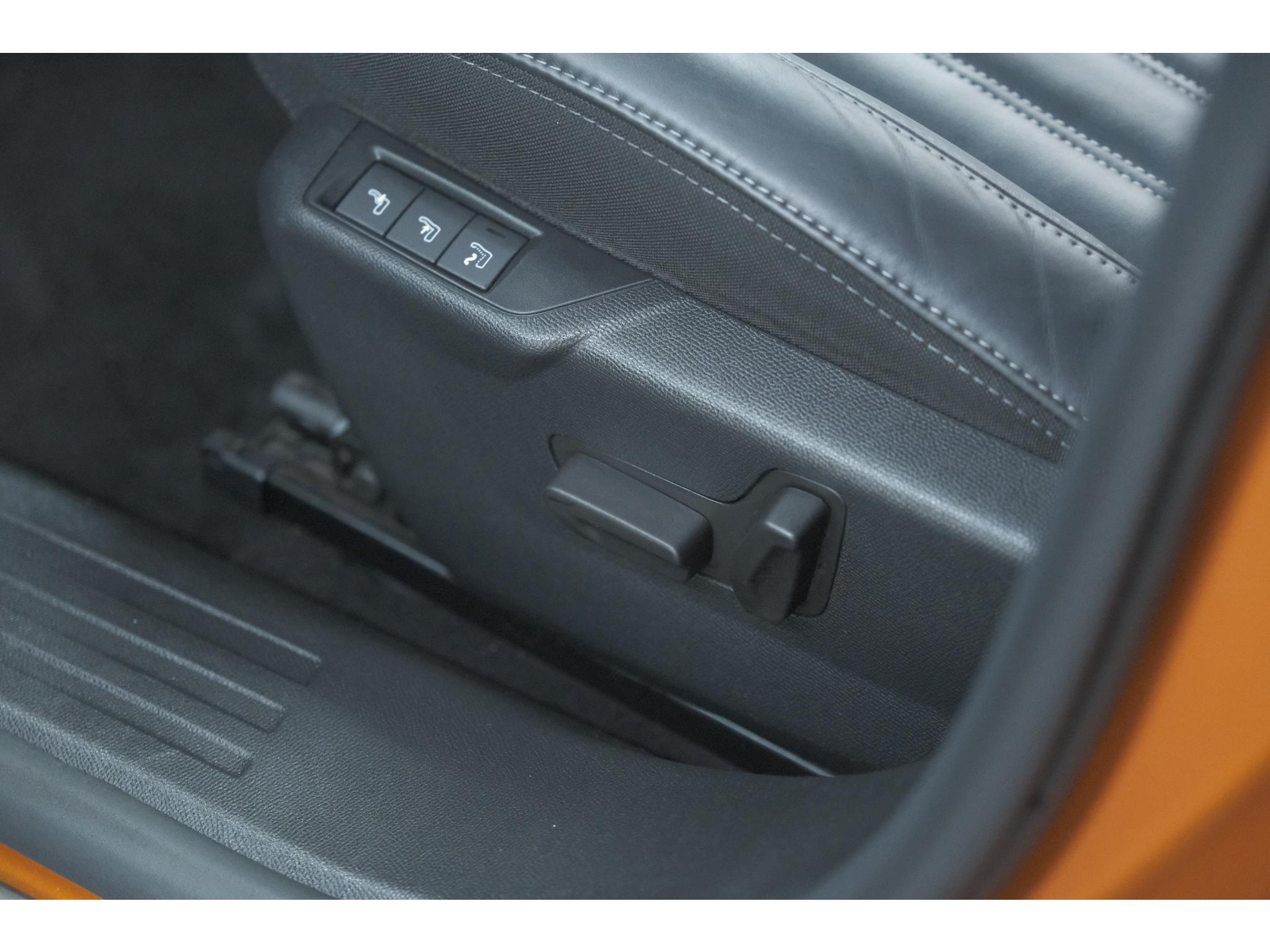 Peugeot 2008 PureTech 130 GT Pack | Leer-pakket | Camera | Dodehoekdetectie | Apple Carplay | Stoelverwarming